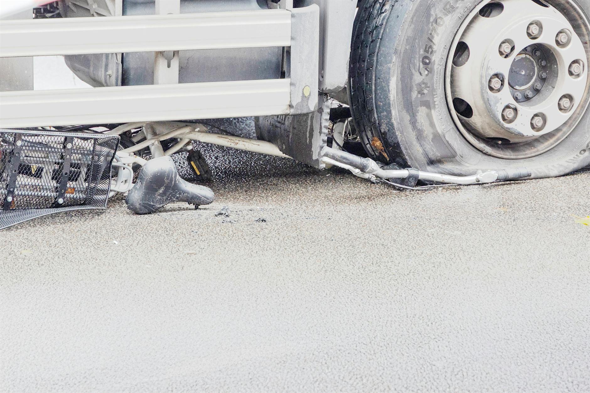 Schock am frühen Morgen: Lkw überrollt beim Abbiegen Radfahrer