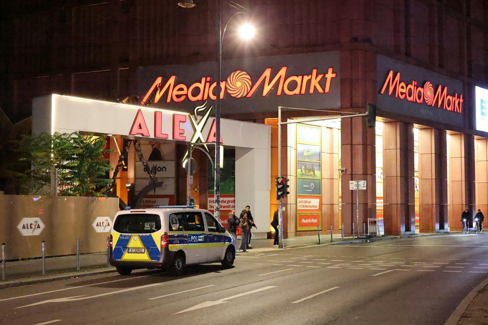 Polizeieinsatz am Alexa am Alexanderplatz: Ein Mann stach hier mit einem Messer auf einen 17-Jährigen ein, fügte ihm schwere Verletzungen zu.