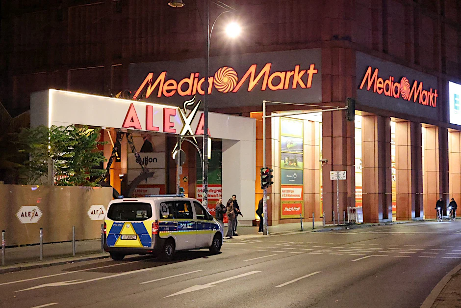 Polizeieinsatz am Alexa am Alexanderplatz: Ein Mann stach hier mit einem Messer auf einen 17-Jährigen ein, fügte ihm schwere Verletzungen zu.
