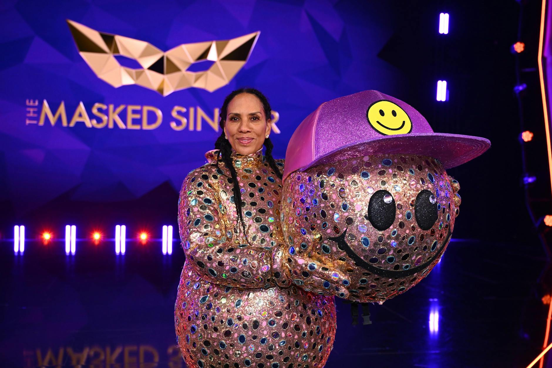 Im Kostüm von Smiley bei Masked Singer steckte Barbara Becker. Sie musste nach der ersten Folge gehen, die Maske fallen lassen.