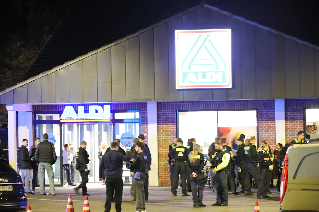 Vor der Filiale von Aldi kam es zu einem Großeinsatz der Polizei.