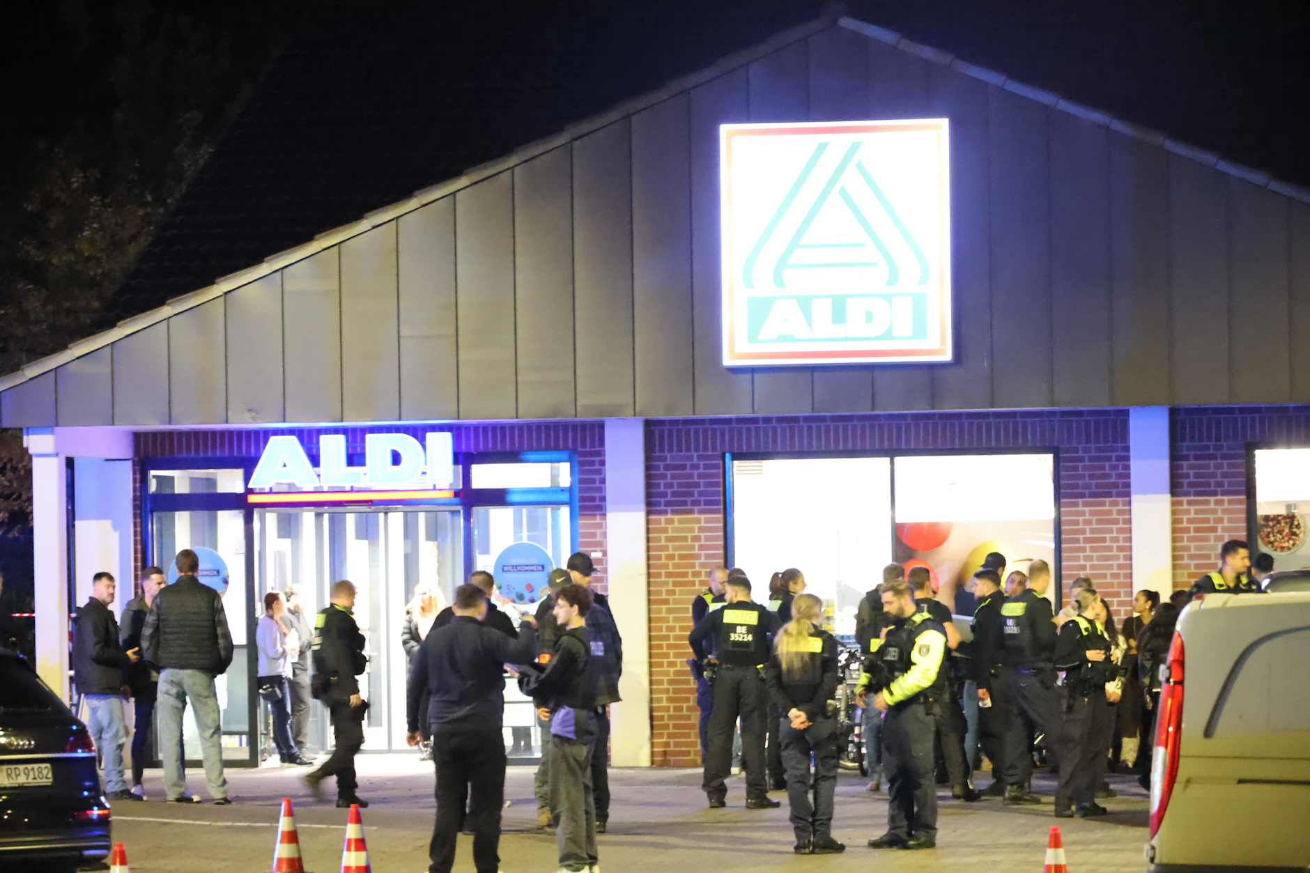 Vor der Filiale von Aldi kam es zu einem Großeinsatz der Polizei.