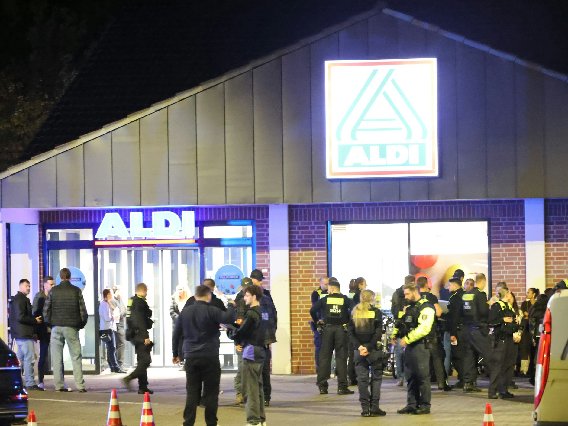 Vor der Filiale von Aldi kam es zu einem Großeinsatz der Polizei. Ein 45 Jahre alter Mann landete mit schweren Verletzungen im Krankenhaus.