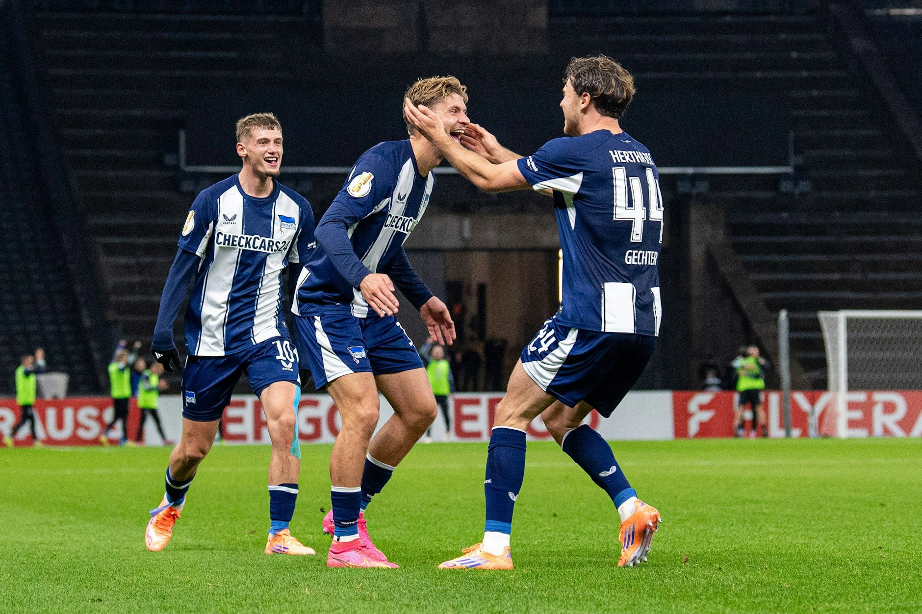 Michael Cuisance, Marton Dardai und Linus Gechter (v.l.) jubeln seit Wochen über die Erfolgswelle bei Hertha BSC. Doch alle drei könnten im Sommer 2026 wechseln.