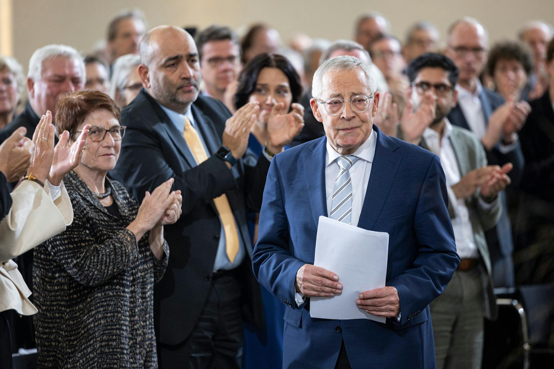 Karl Schlögel, Historiker und Publizist, wird nach seiner Rede anlässlich der Verleihung des Friedenspreises des Deutschen Buchhandels an ihn vom Publikum beklatscht.