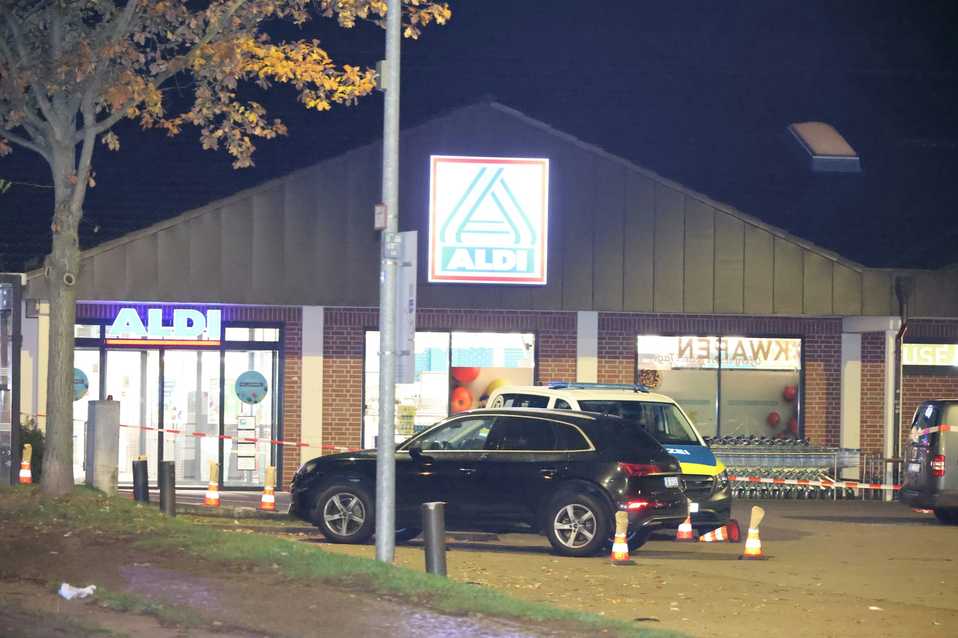 Vor dieser Aldi-Filiale in Mariendorf kam es am Abend des 22. Oktober zu einer Schießerei. Die Polizei konnte die beiden Tatverdächtigen festnehmen.