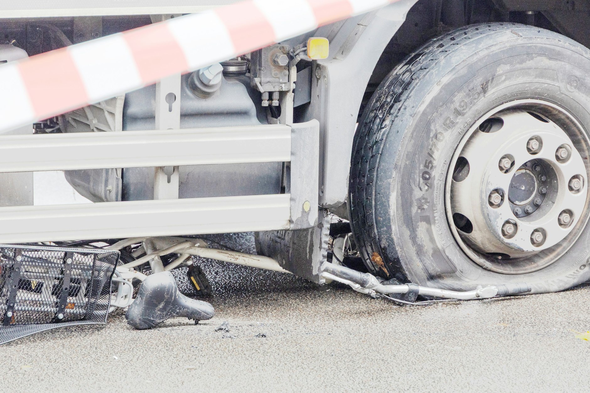 Das Fahrrad liegt verkeilt unter dem Lkw.