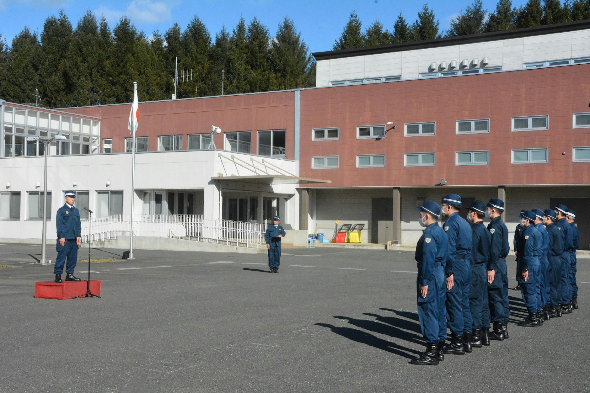 Mitglieder des Einsatzteams des Bären-Kontrollprojekts der Polizei der Präfektur Iwate. Sie könnten bald Unterstützung bekommen..