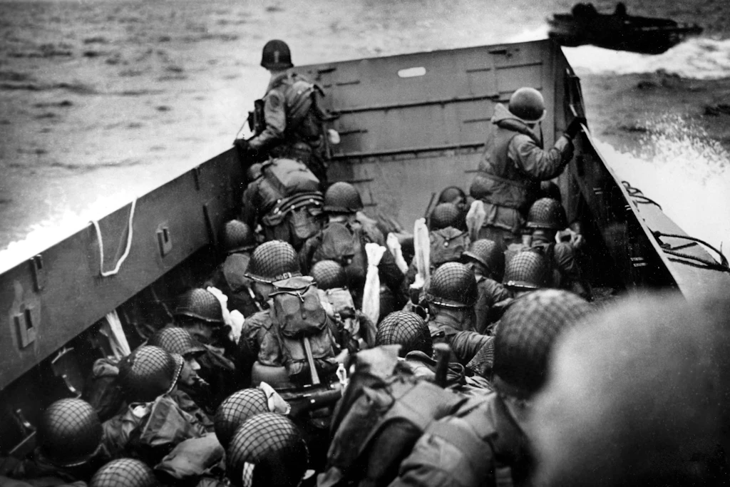 US-amerikanische Soldaten kurz vor der Landung in der Normandie am D-Day während des Zweiten Weltkrieges