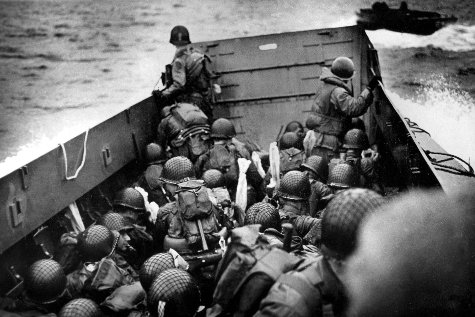 US-amerikanische Soldaten kurz vor der Landung in der Normandie am D-Day während des Zweiten Weltkrieges
