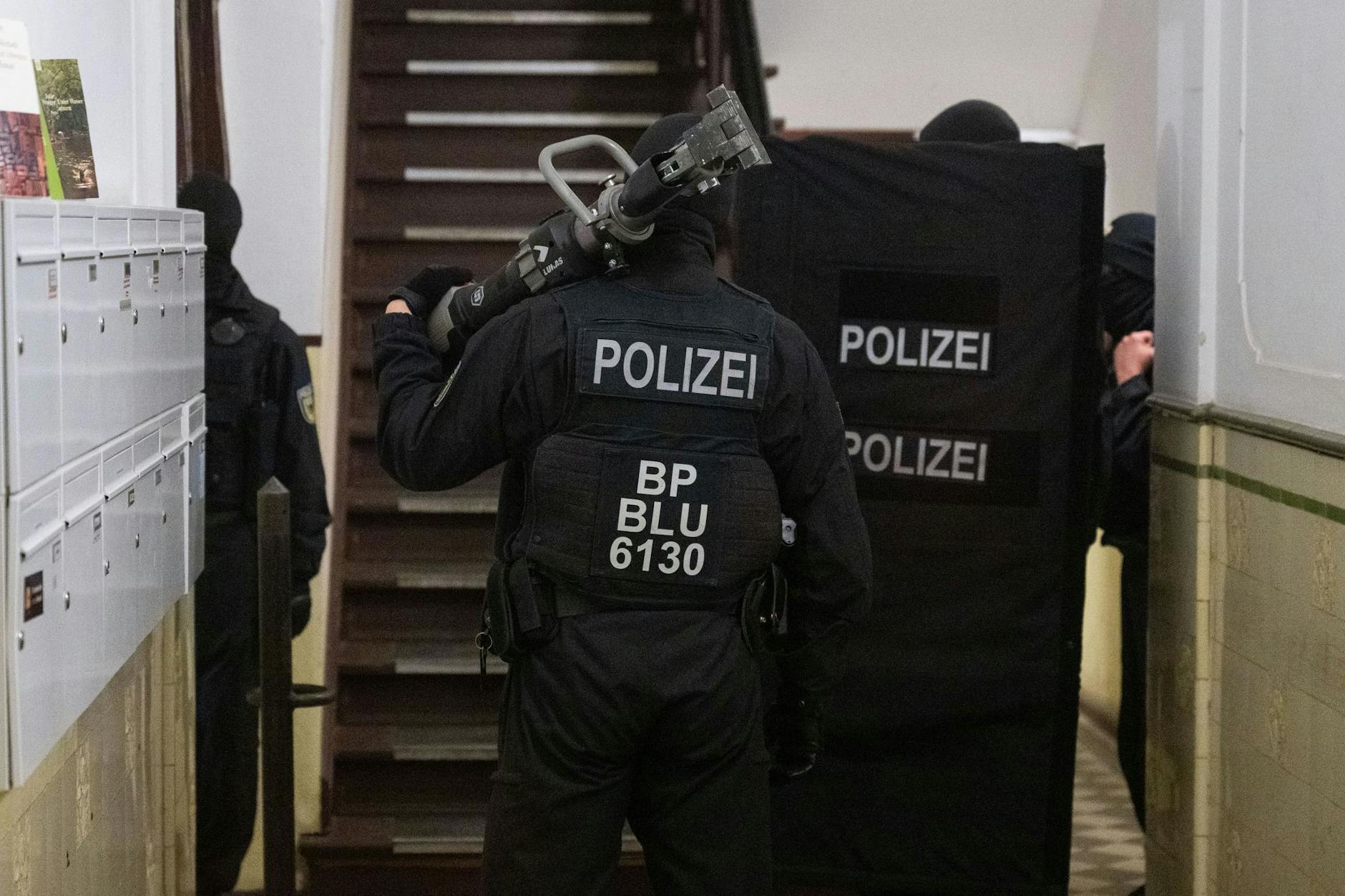 Hunderte Bundespolizisten haben in der Nacht zahlreiche Wohnungen und Objekte durchsucht (Symbolfoto).