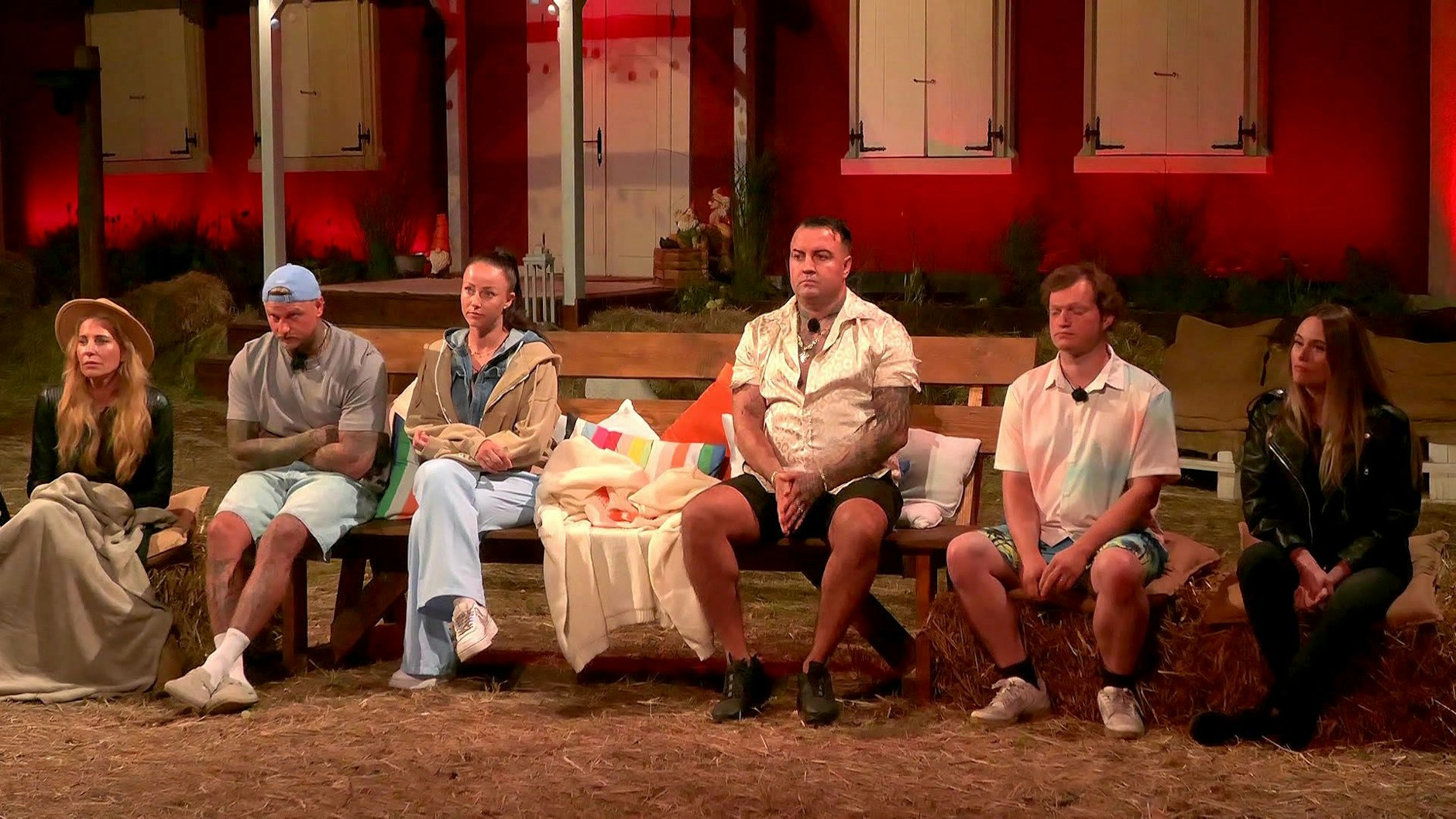 Giulia Siegel, Paco Herb, Sandra Sicora, Cosimo Citiolo, Fritz Wagner und Nina Reh auf dem „Promihof“.