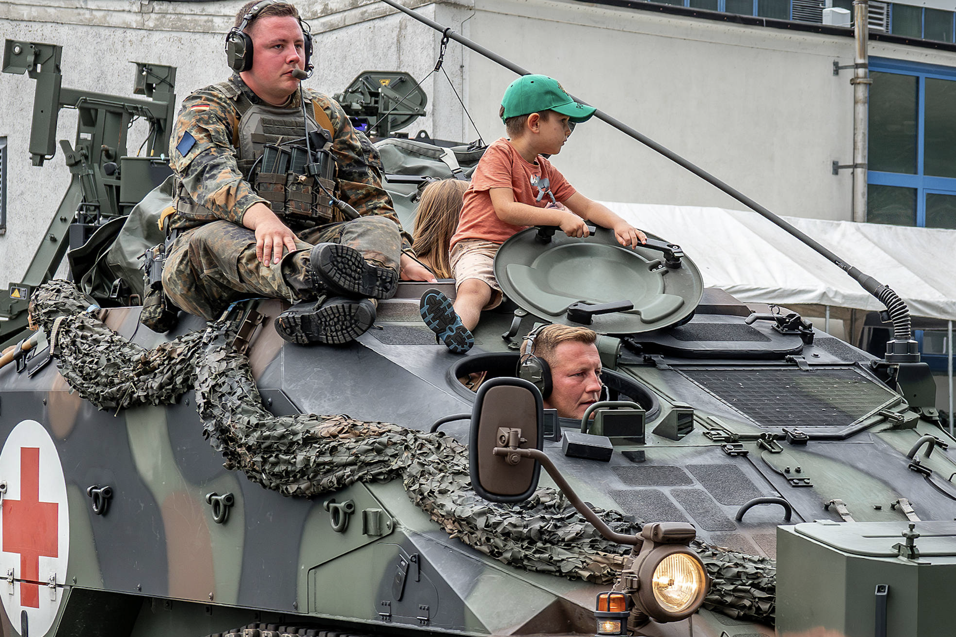 Wenn ich groß bin, gehe ich zur Bundeswehr. Ich fahre einen Panzer – rattata rattata.