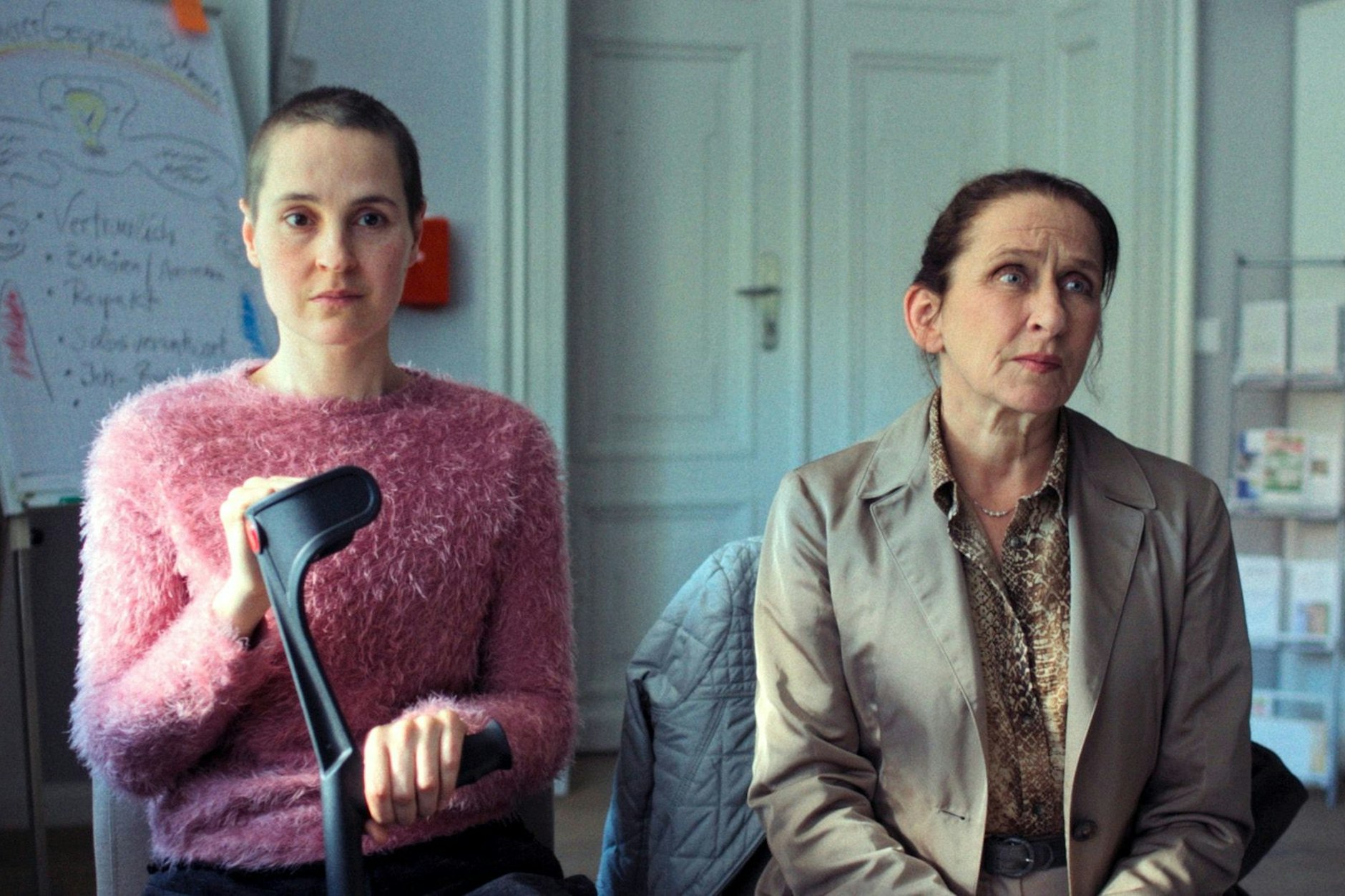 Tochter (l.) und Mutter müssen sich dem Tod stellen: Szene aus dem Film „Ich sterbe. Kommst Du?“