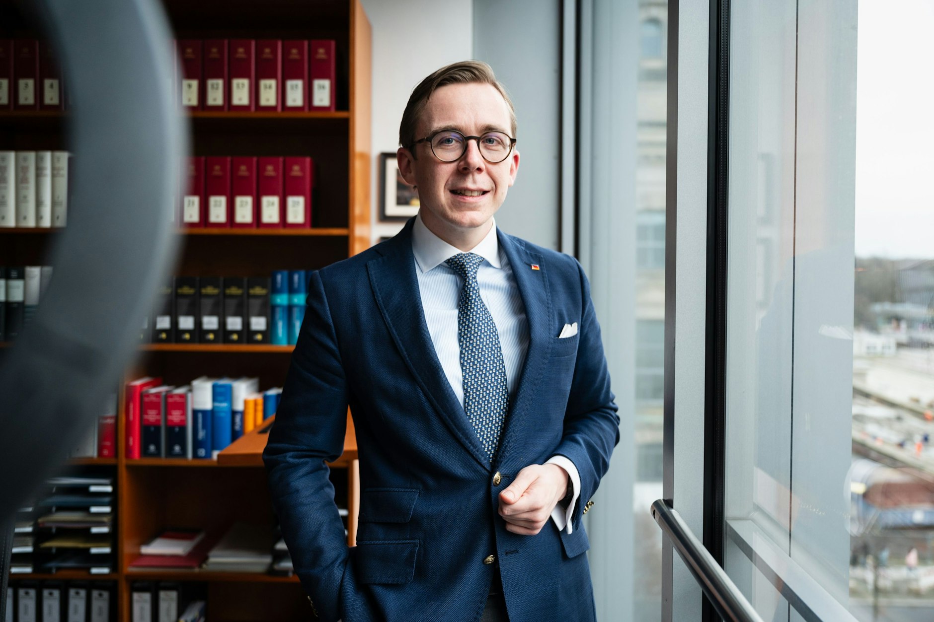 Stets korrektes Auftreten: Philipp Amthor in seinem Abgeordnetenbüro im Paul-Löbe-Haus in Berlin Mitte.