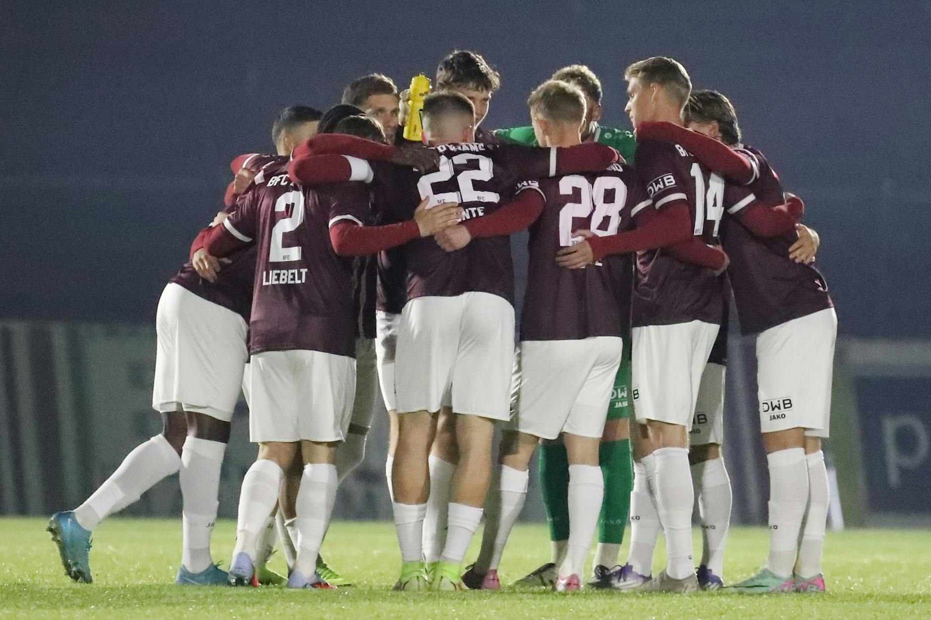 Im Mannschaftskreis suchen die Spieler des BFC Dynamo nach dem Erfolg