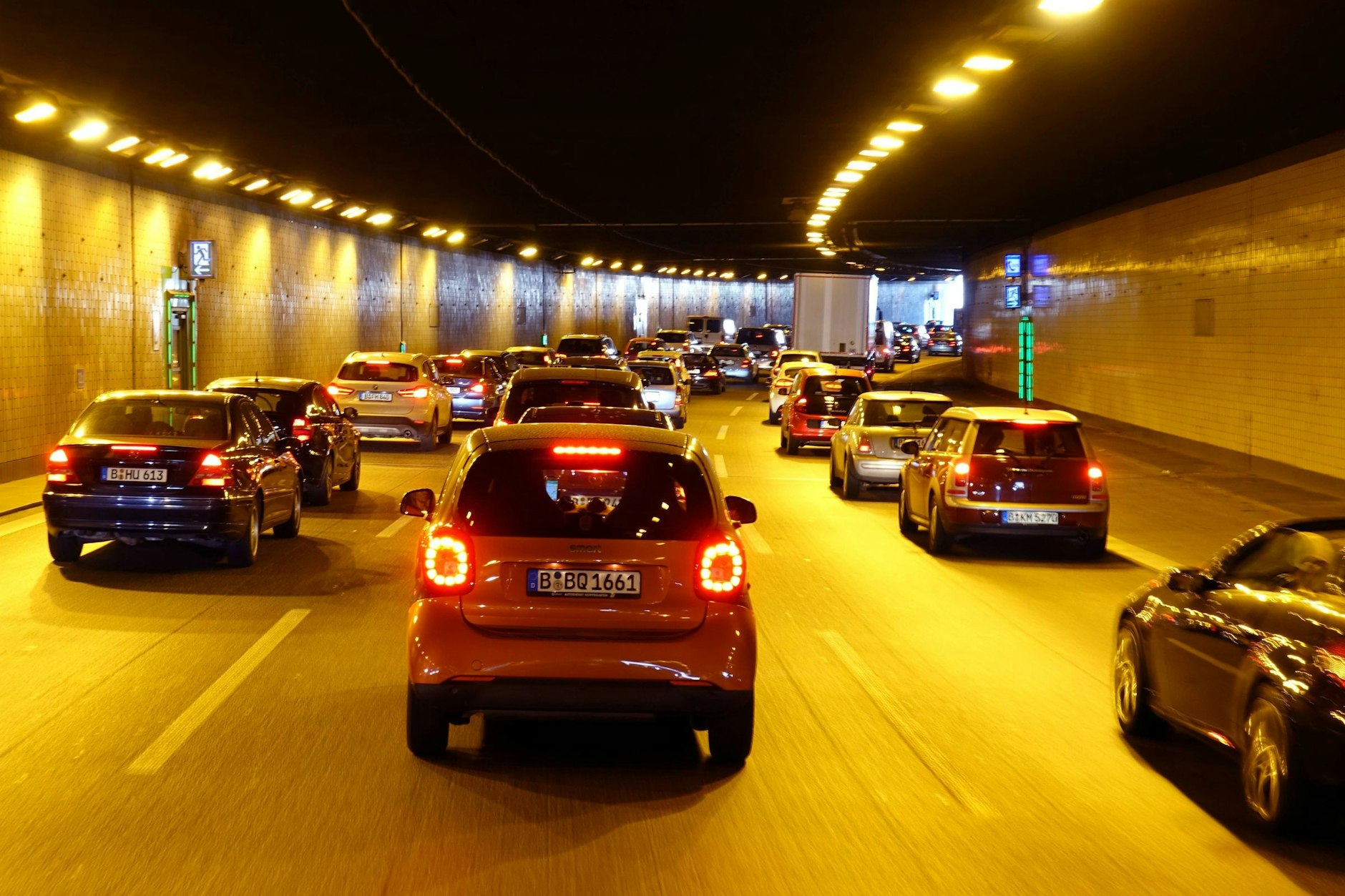 Unser täglich Stau gieb uns heute: Im Tunnel Ortsteil Britz an der A100 in Neukölln stockt mal wieder der Verkehr. Immer wieder wird die Zufahrt geschlossen.