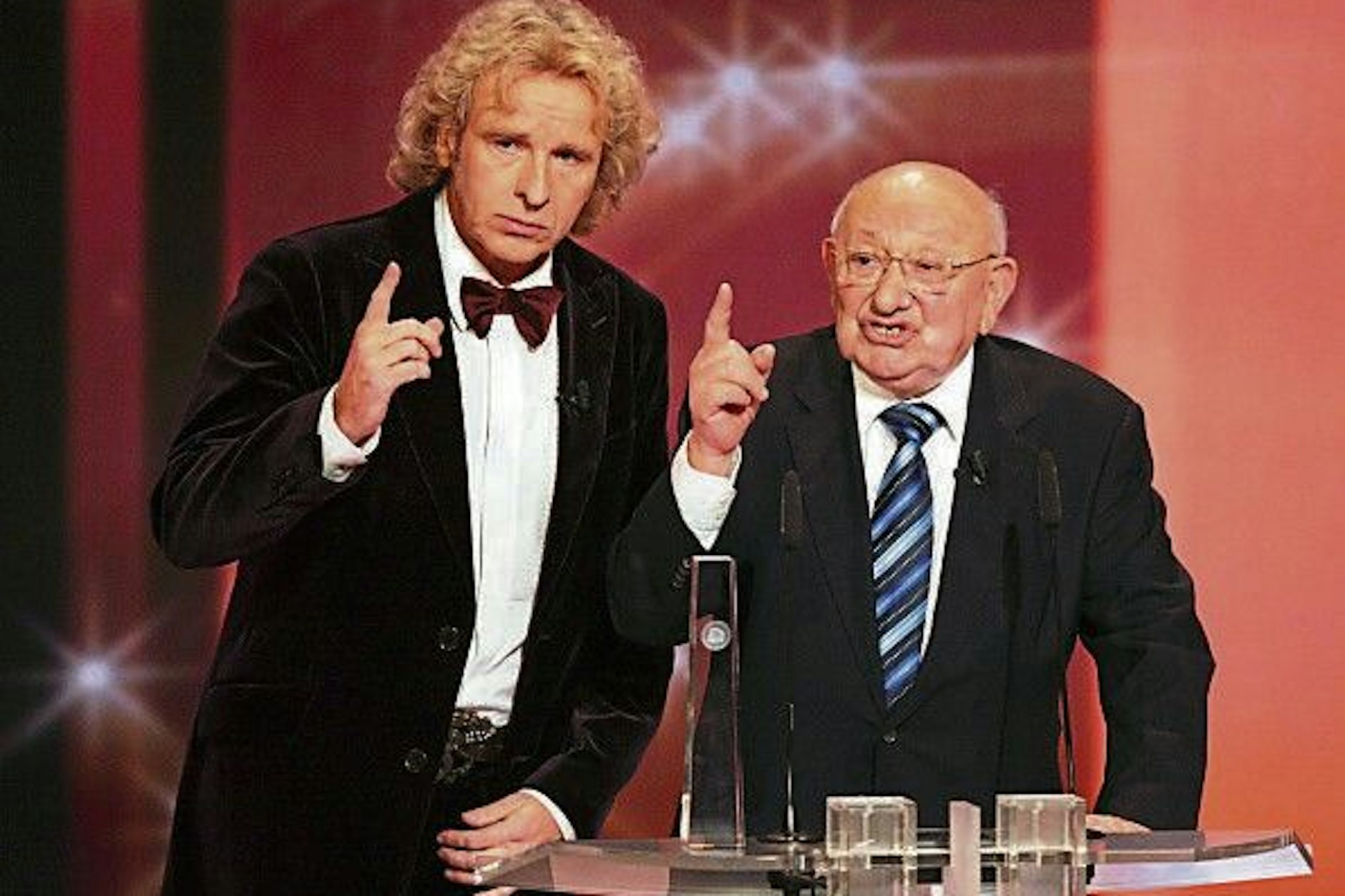 Der Literaturkritiker Marcel Reich-Ranicki (r.) verschmähte 2008 erbost den Deutschen Fernsehpreis. Thomas Gottschalk versuchte ihn zu besänftigen.