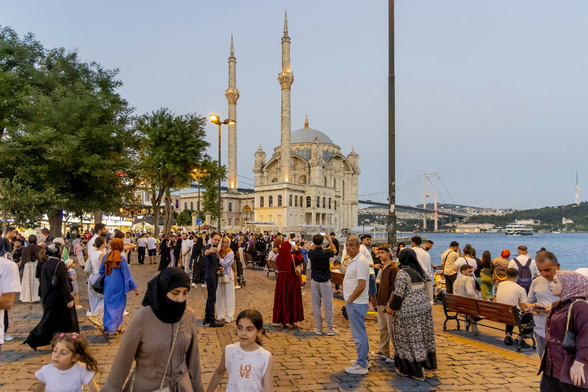 IDie Ortaköy-Moschee im gleinamigen Ausgehviertel. Hier war die Familie zum Essen.