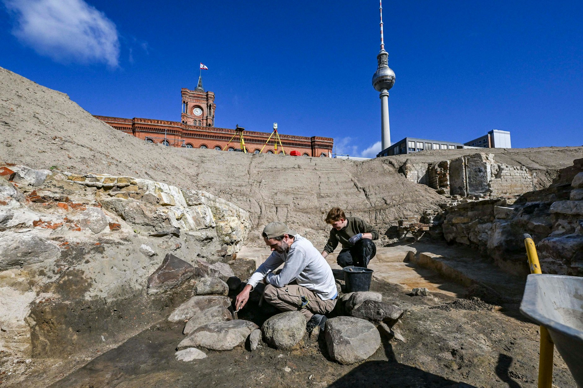 Noch graben Archäologen am Molkenmarkt im historischen Zentrum von Berlin. Doch bald entstehen hier Wohnungen.