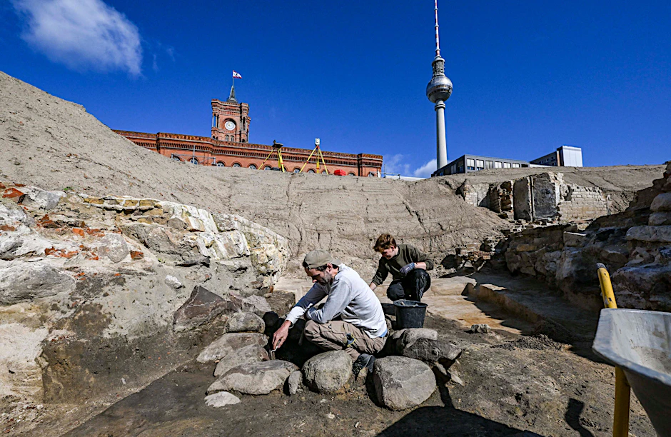 Noch graben Archäologen am Molkenmarkt im historischen Zentrum von Berlin. Doch bald entstehen hier Wohnungen.