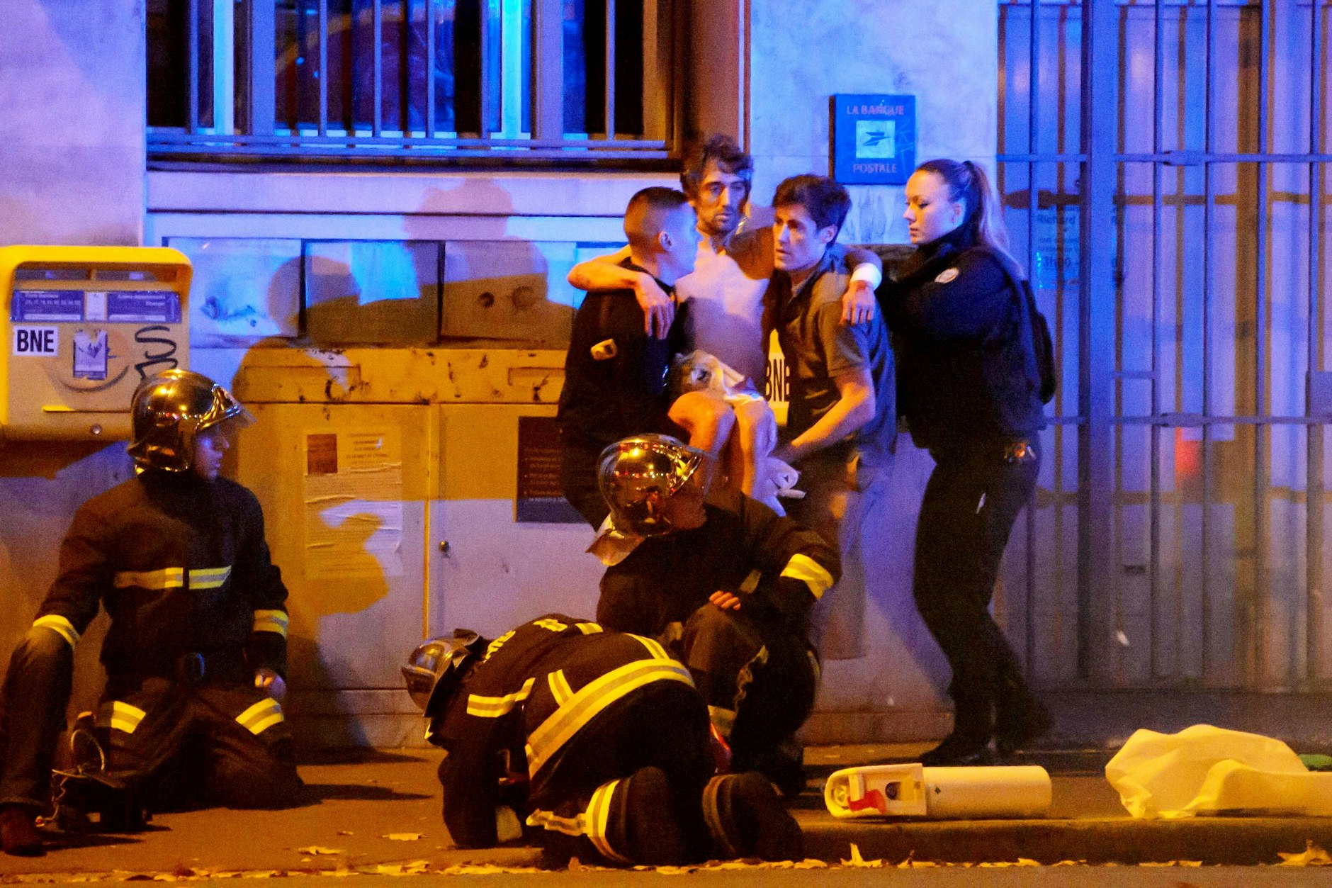 Rettungskräfte vor der Pariser Bataclan-Konzerthalle vor zehn Jahren