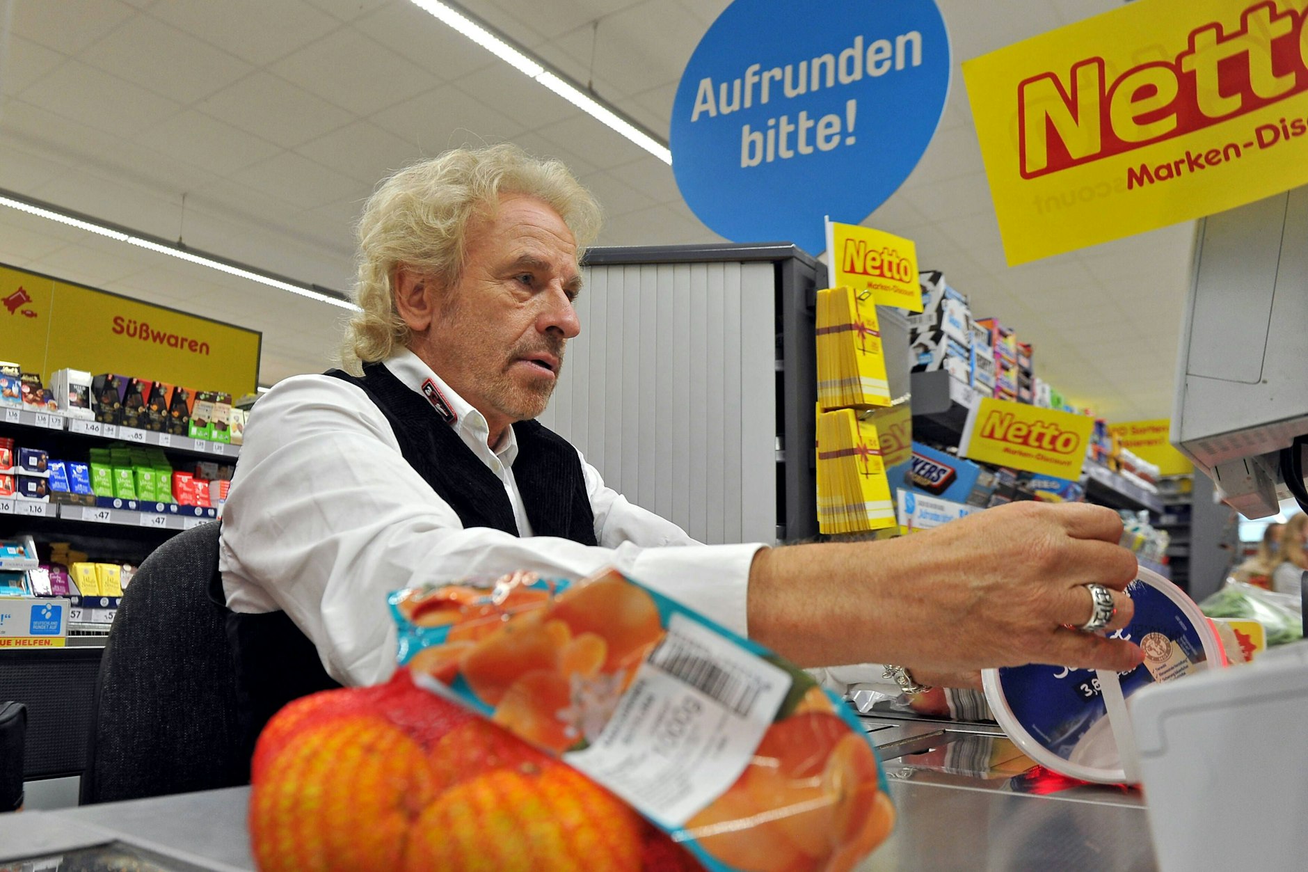 Aufbessern muss Gottschalk seine Rente ja wohl nicht. Also, schickt ihn nach Hause.