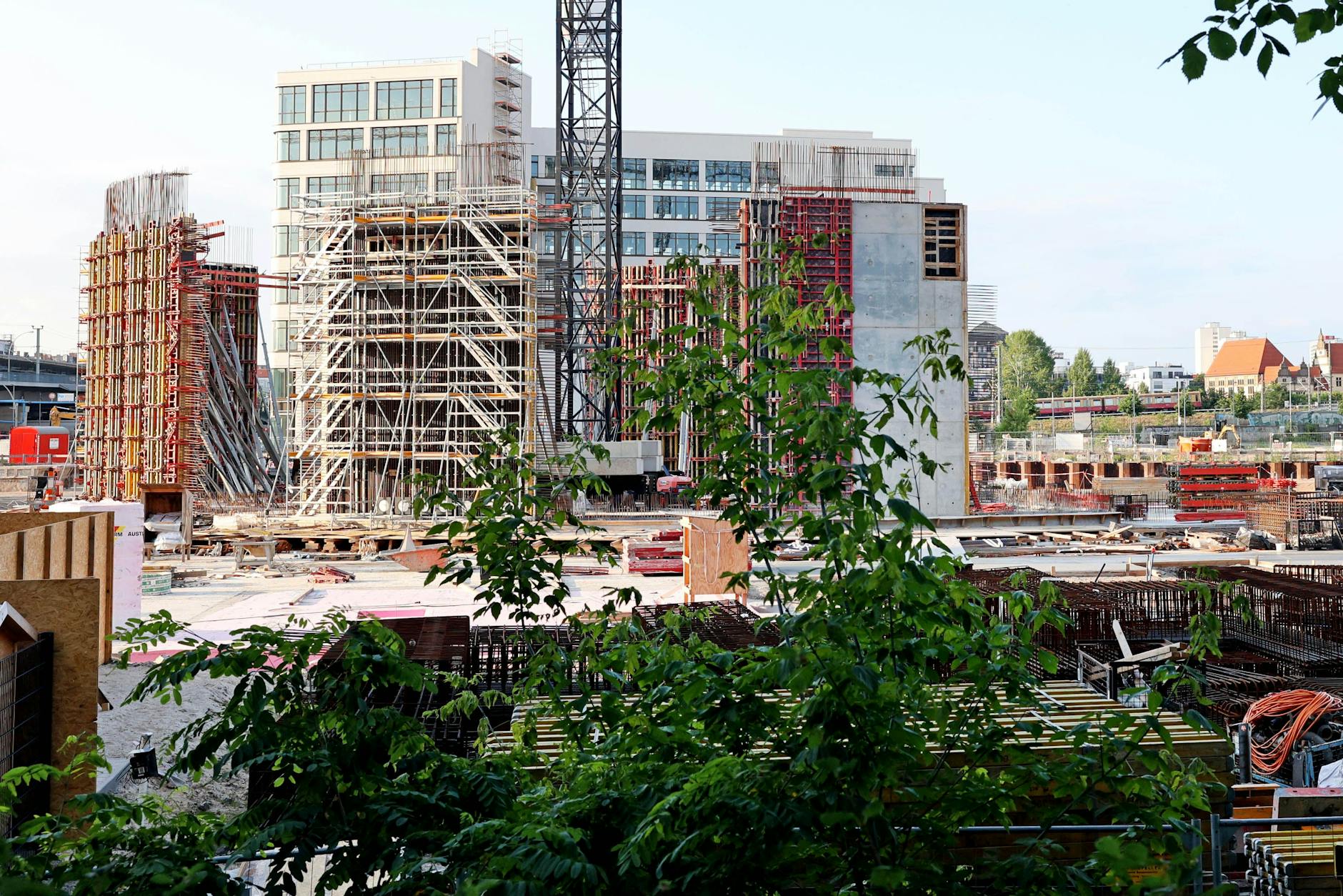 Mega-Baustelle in Rummelsburg: Hier entsteht aktuell das neue Mega-Aquarium Ocean Berlin. Ende 2026 soll die Attraktion eröffnen.
