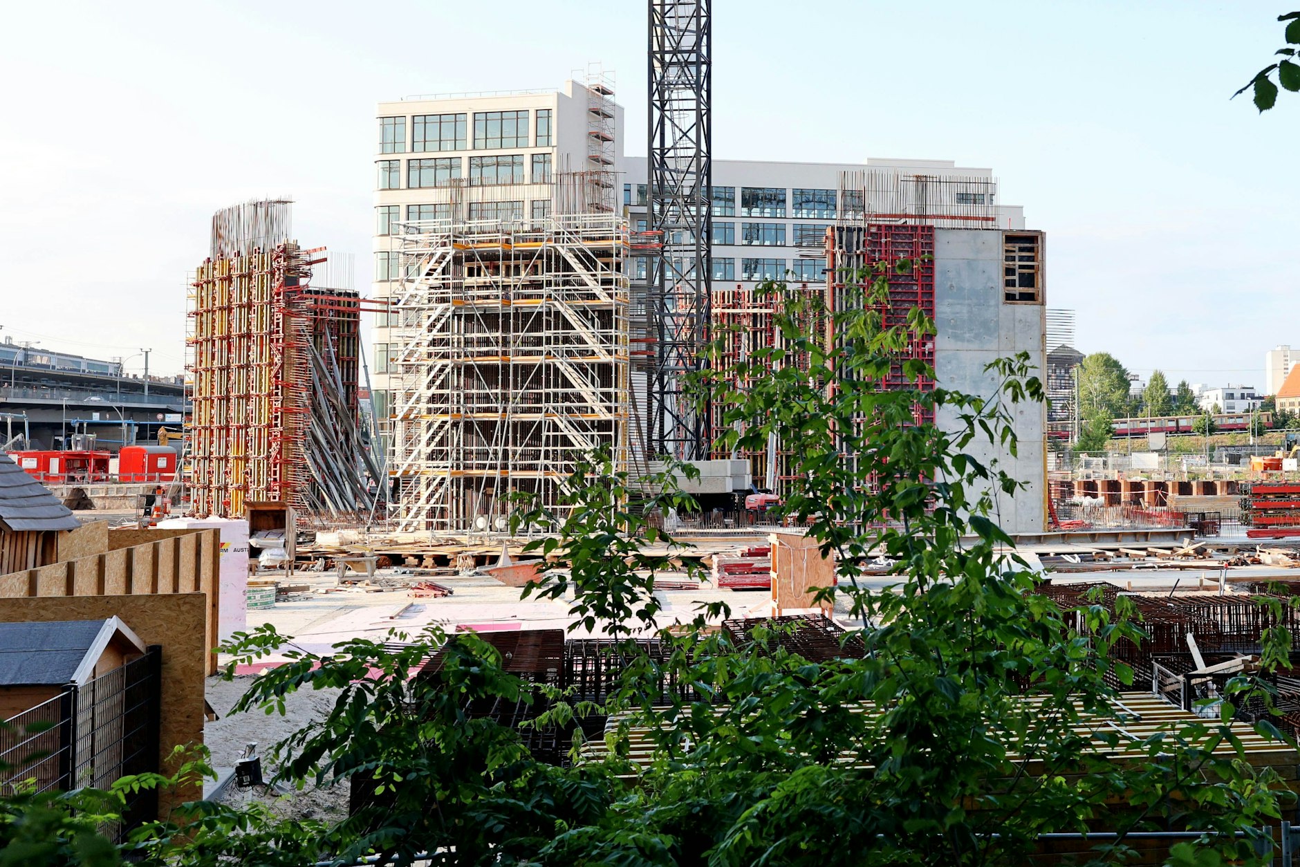 Proteste gegen Mega-Aquarium: Wann macht „Ocean Berlin“ auf?