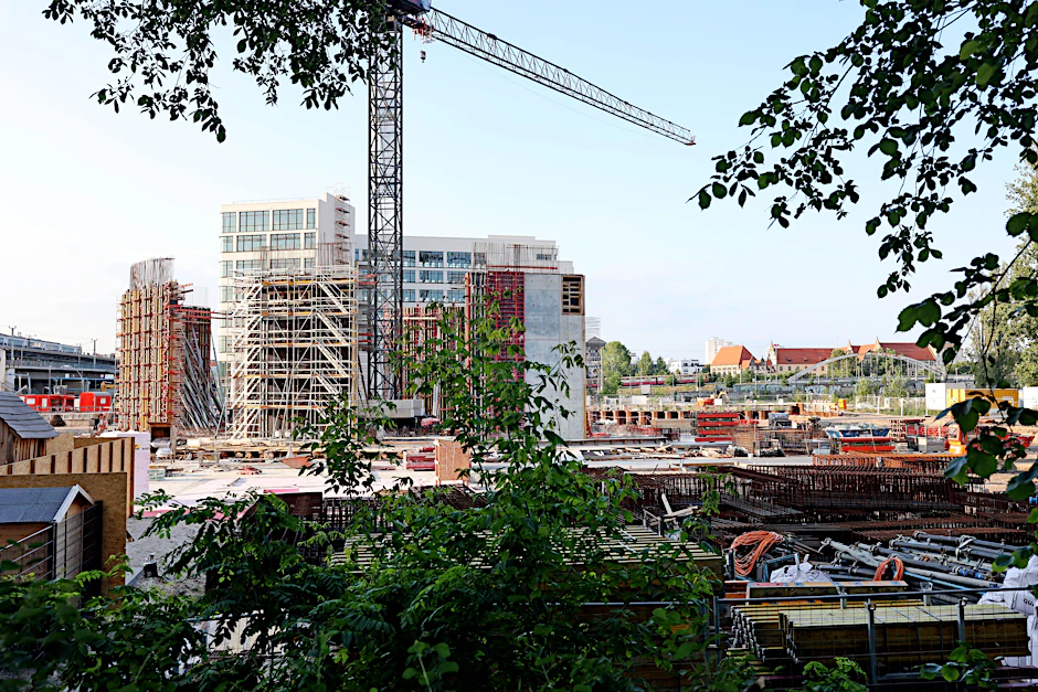 Mega-Baustelle in Rummelsburg: Hier entsteht aktuell das neue Mega-Aquarium Ocean Berlin. Ende 2026 soll die Attraktion eröffnen.