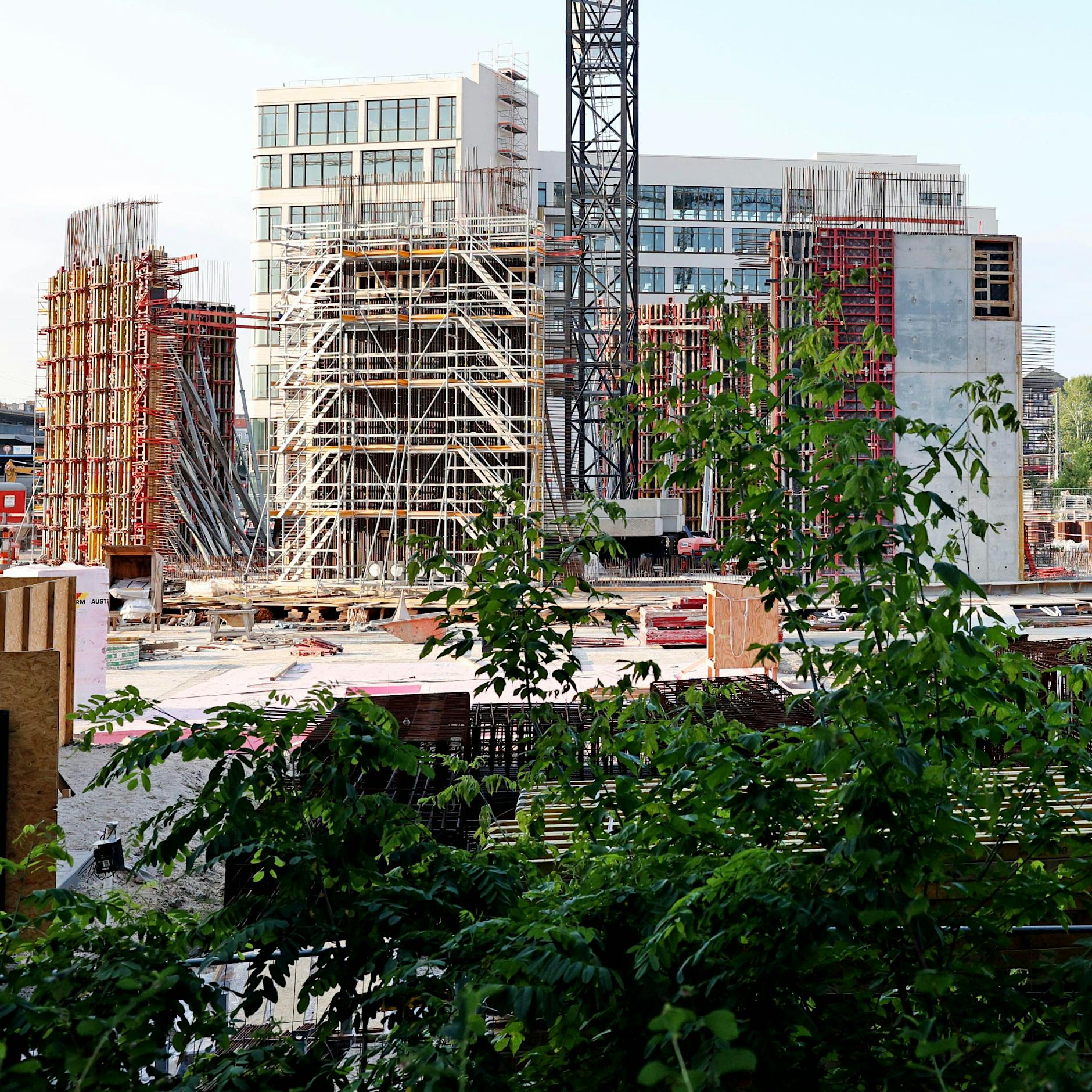 Proteste gegen Mega-Aquarium: Wann macht „Ocean Berlin“ auf?