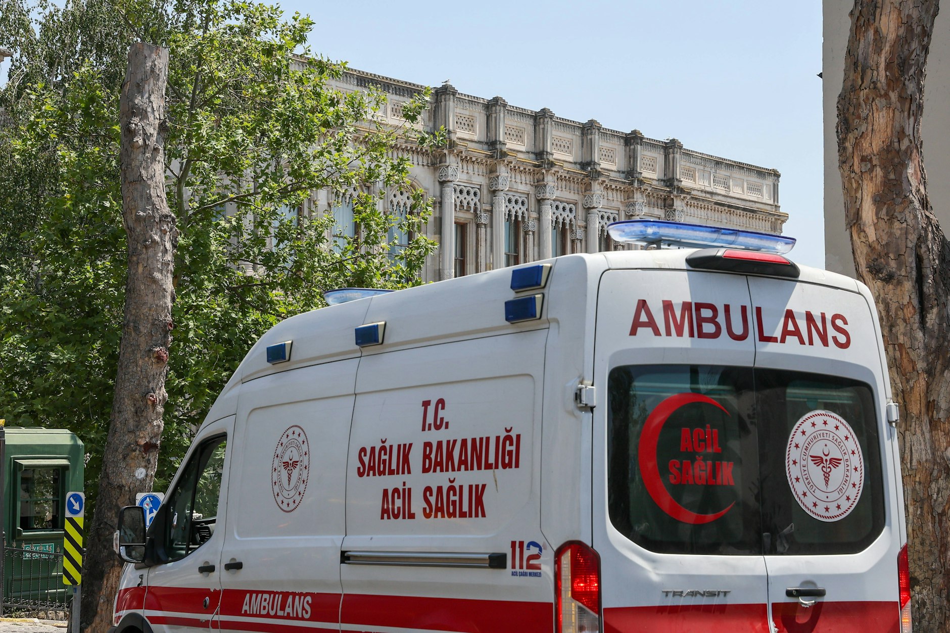 Ein Krankenwagen in Istanbul. Drei Menschen aus Hamburg starben während ihres Urlaubs in der türkischen Metropole.