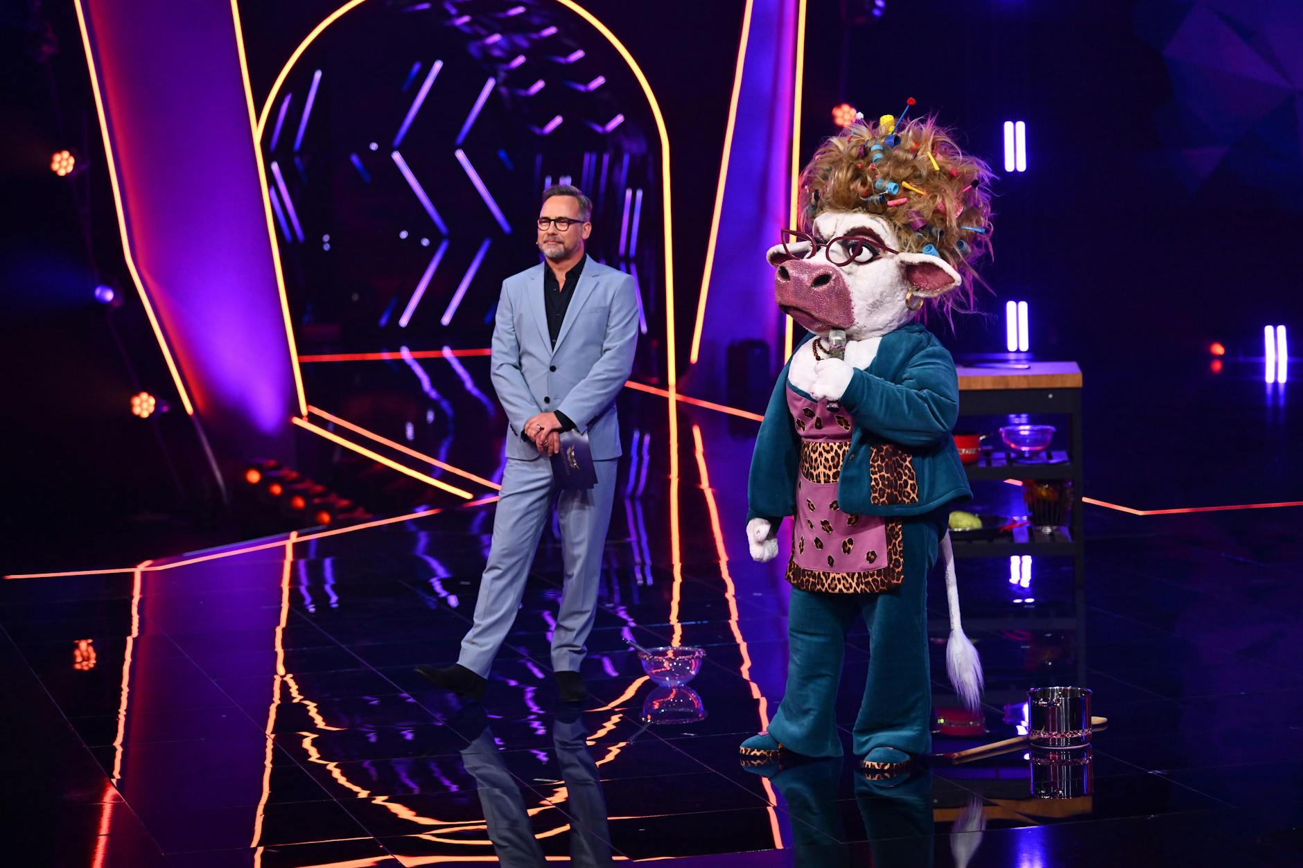 Muuhnika auf der Bühne von Masked Singer, zusammen mit Moderator Matthias Opdenhövel.