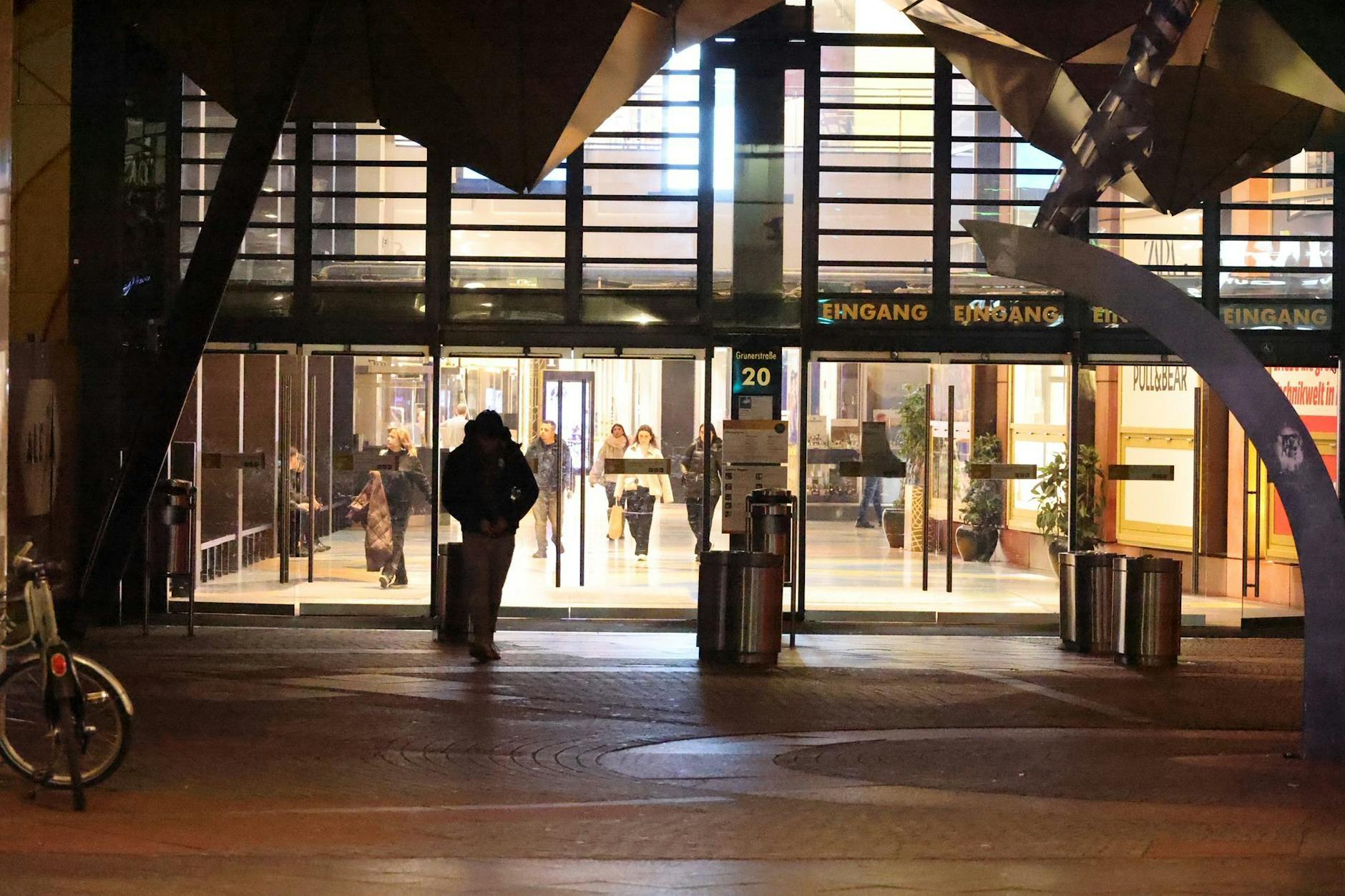 Unweit des Einkaufszentrums Alexa am Alexanderplatz in Mitte kam es in der Nacht zu Freitag zu einem neuen Fall von Messer-Gewalt.