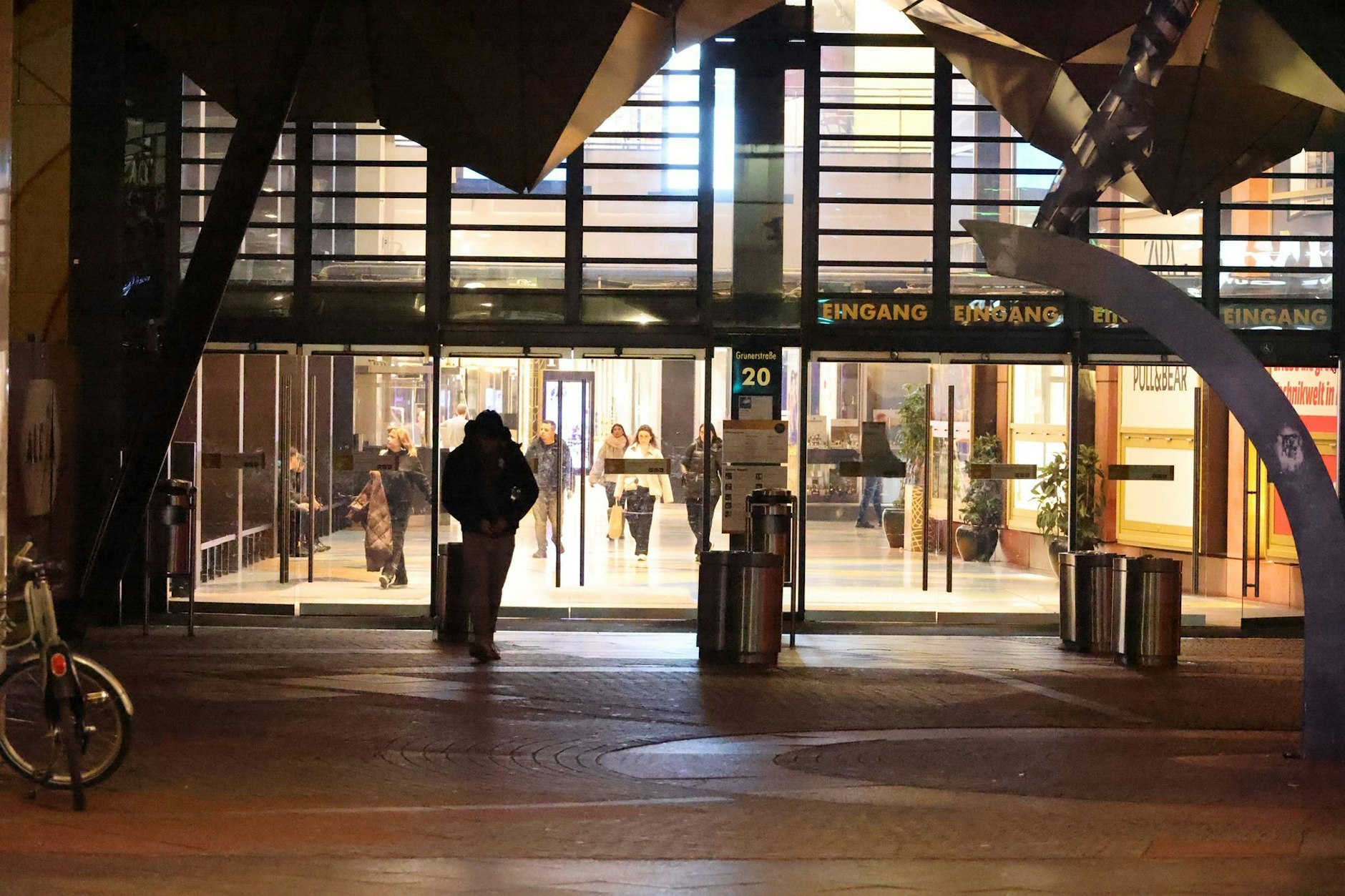 Unweit des Einkaufszentrums Alexa am Alexanderplatz in Mitte kam es in der Nacht zu Freitag zu einem neuen Fall von Messer-Gewalt.