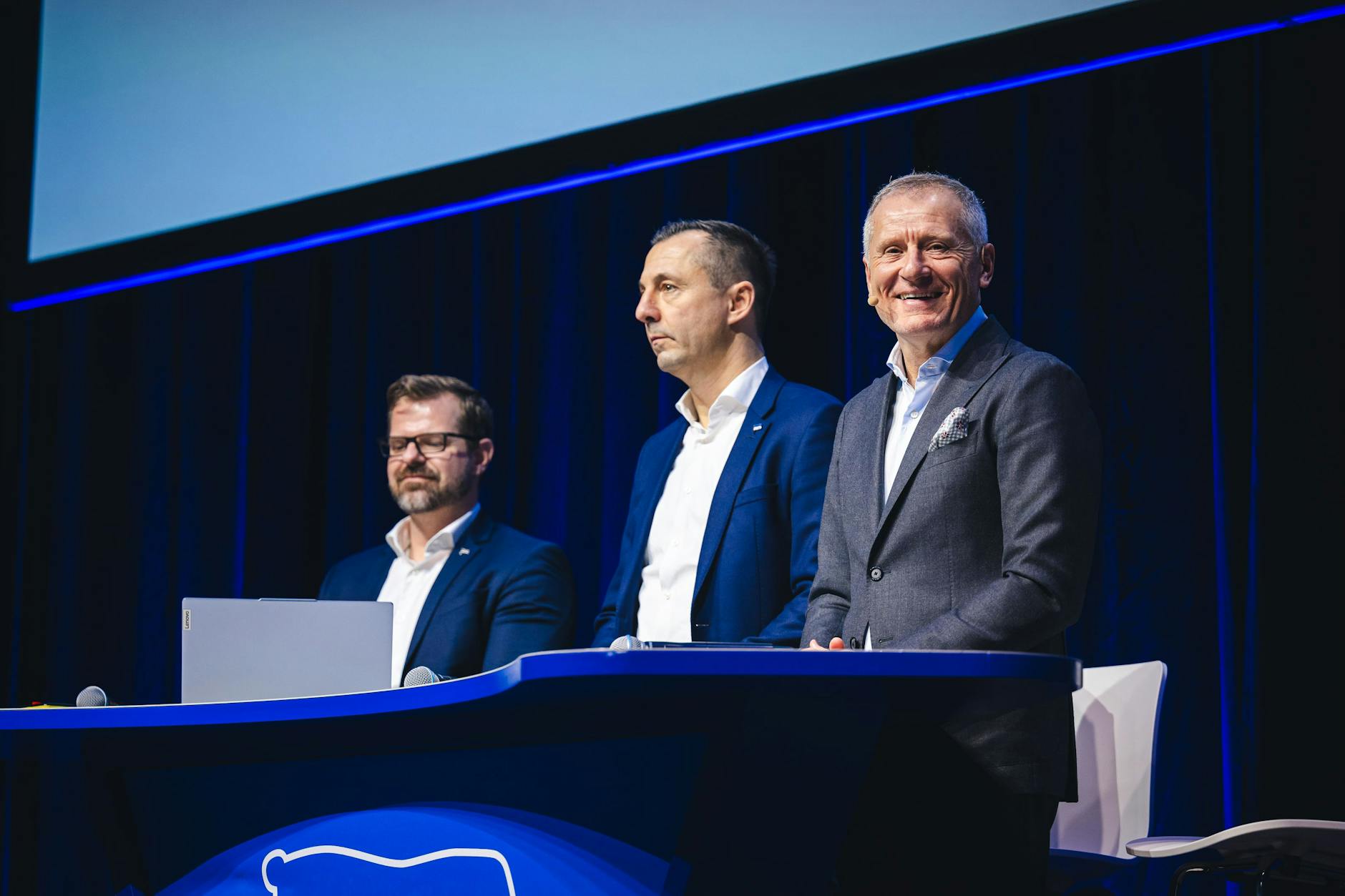 Präsident Fabian Drescher, Geschäftsführer Ralf Huschen und Geschäftsführer Sport Dr. Peter Görlich stellten sich den Fragen der Mitglieder bei der Hertha-Versammlung.
