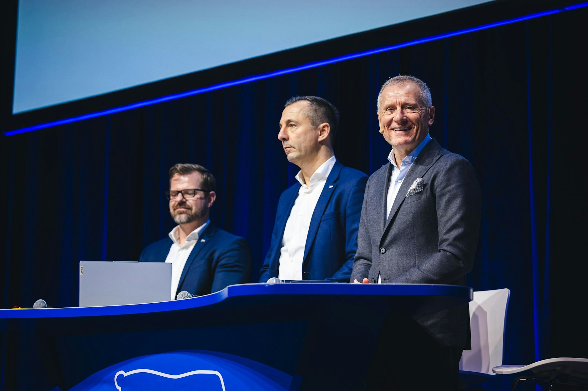 Präsident Fabian Drescher, Geschäftsführer Ralf Huschen und Geschäftsführer Sport Dr. Peter Görlich stellten sich den Fragen der Mitglieder bei der Hertha-Versammlung.