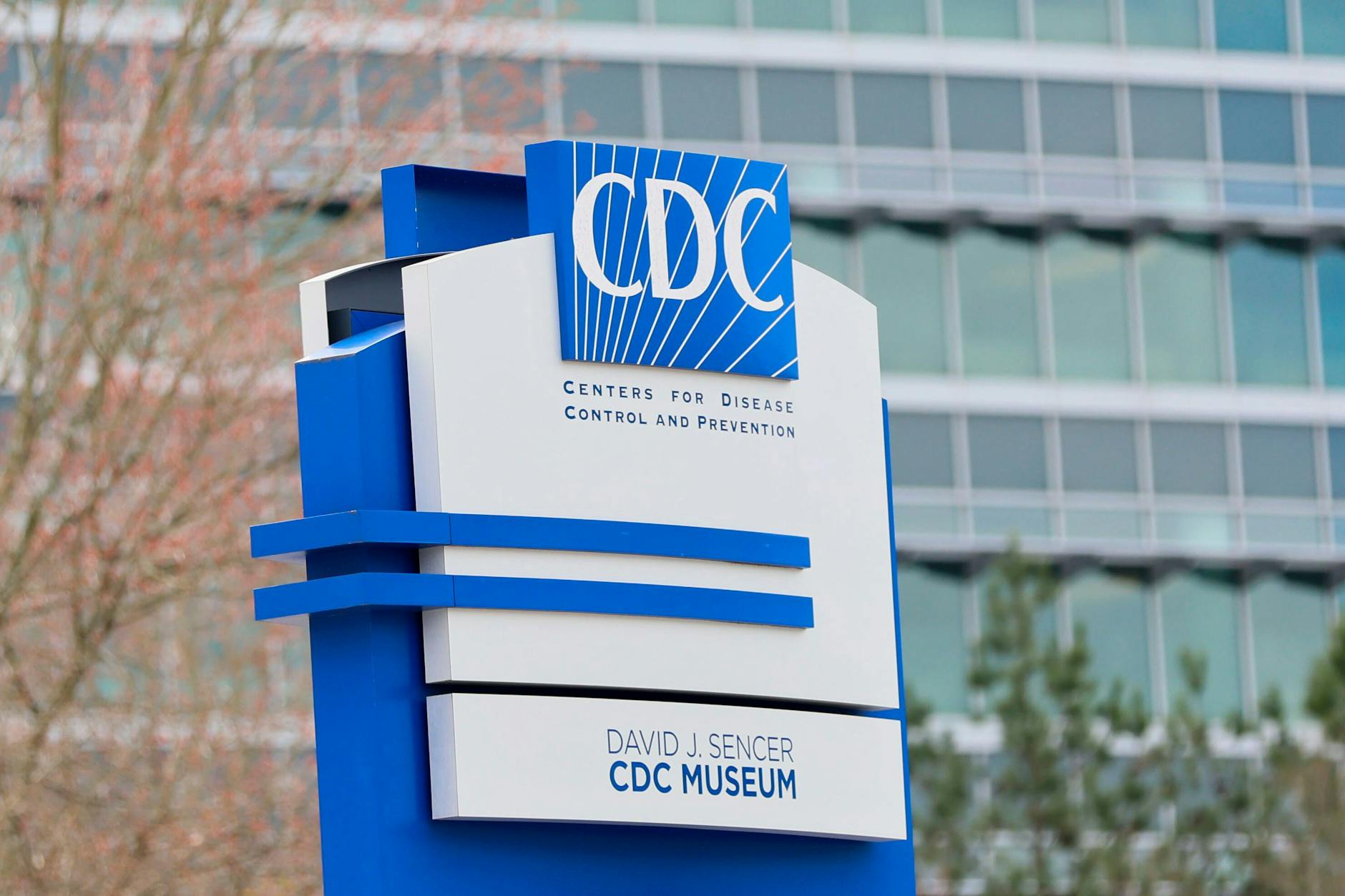 Ein Schild mit dem Logo des CDC, des Centers for Disease Control and Prevention (Zentren für Krankheitskontrolle und -prävention), ist am Eingang zum Hauptsitz der Behörde in Atlanta zu sehen.
