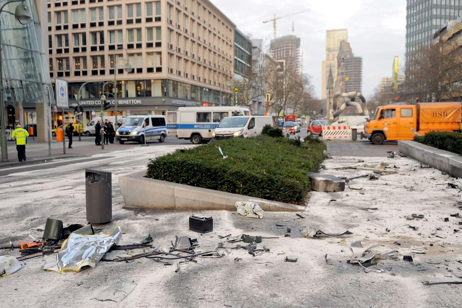 Immer wieder sorgen PS-Protzer für schwere Unfälle - wie hier nach einem illegalen Autorennen auf dem Kurfürstendamm.