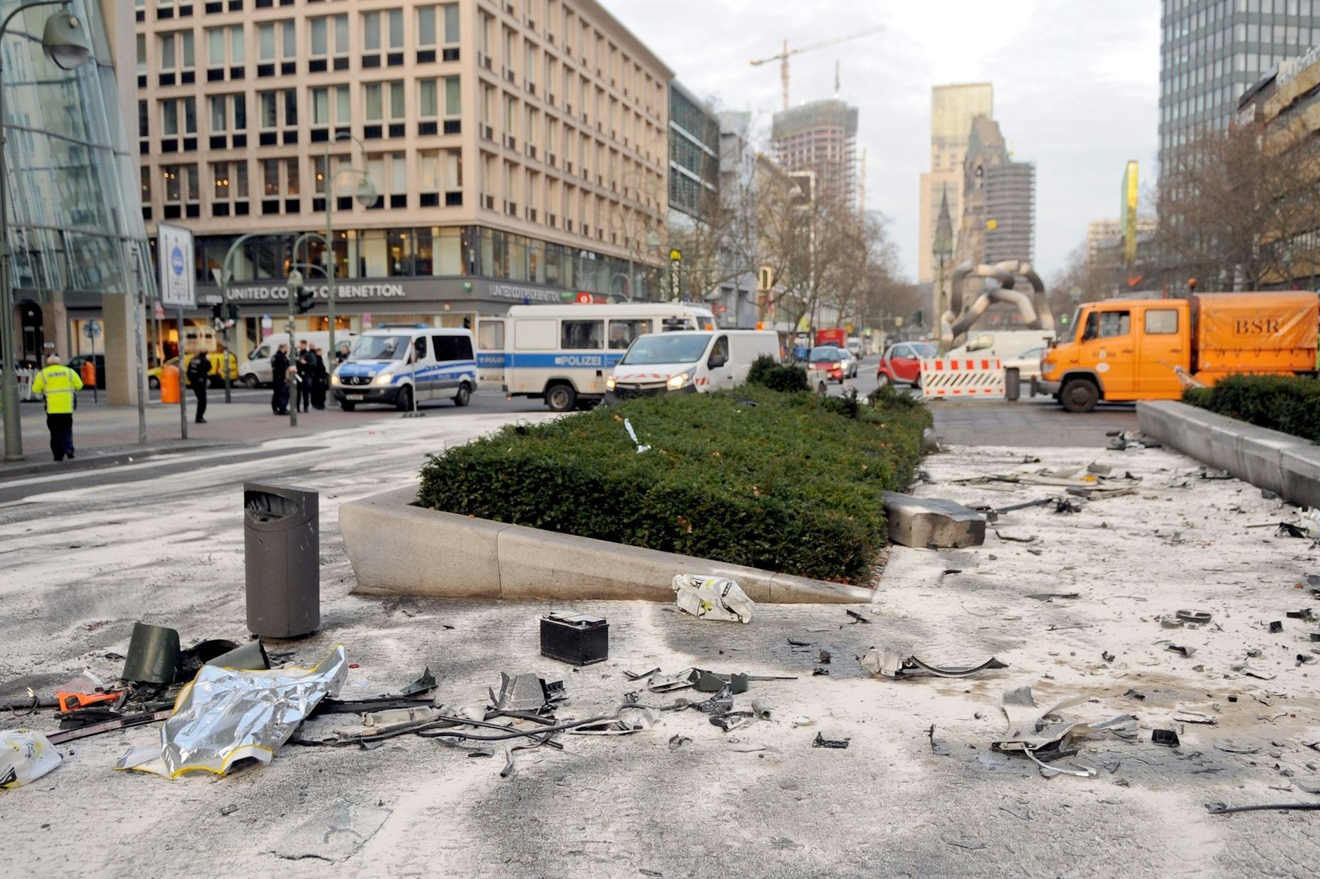 Immer wieder sorgen PS-Protzer für schwere Unfälle - wie hier nach einem illegalen Autorennen auf dem Kurfürstendamm.