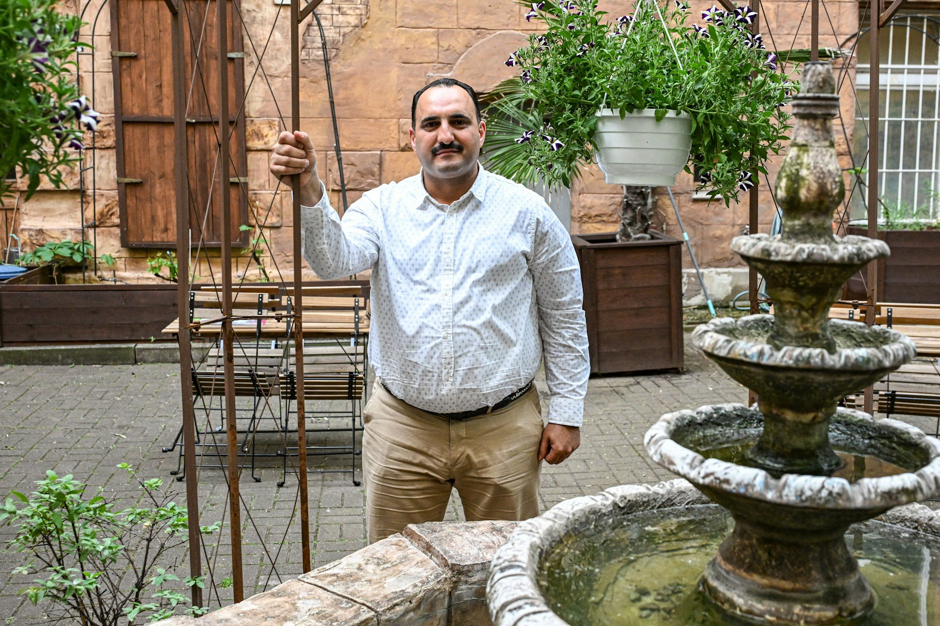 Rektor Hudhaifa Al-Mashhadani, seine Schule engagiert sich gegen Antisemitismus.