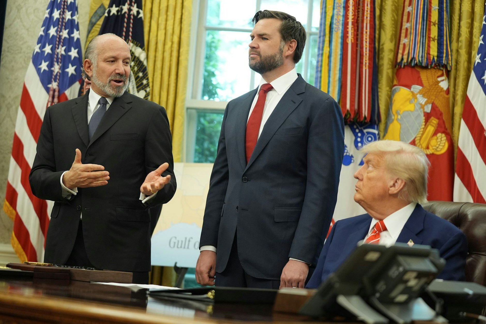 US-Handelsminister Howard Lutnick (l.) neben US-Präsident Donald Trump (r.) und US-Vizepräsident J.D. Vance. Lutnick drohte der EU mit Handelsmaßnahmen, falls sie ihre Klimaregeln nicht abschwäche.