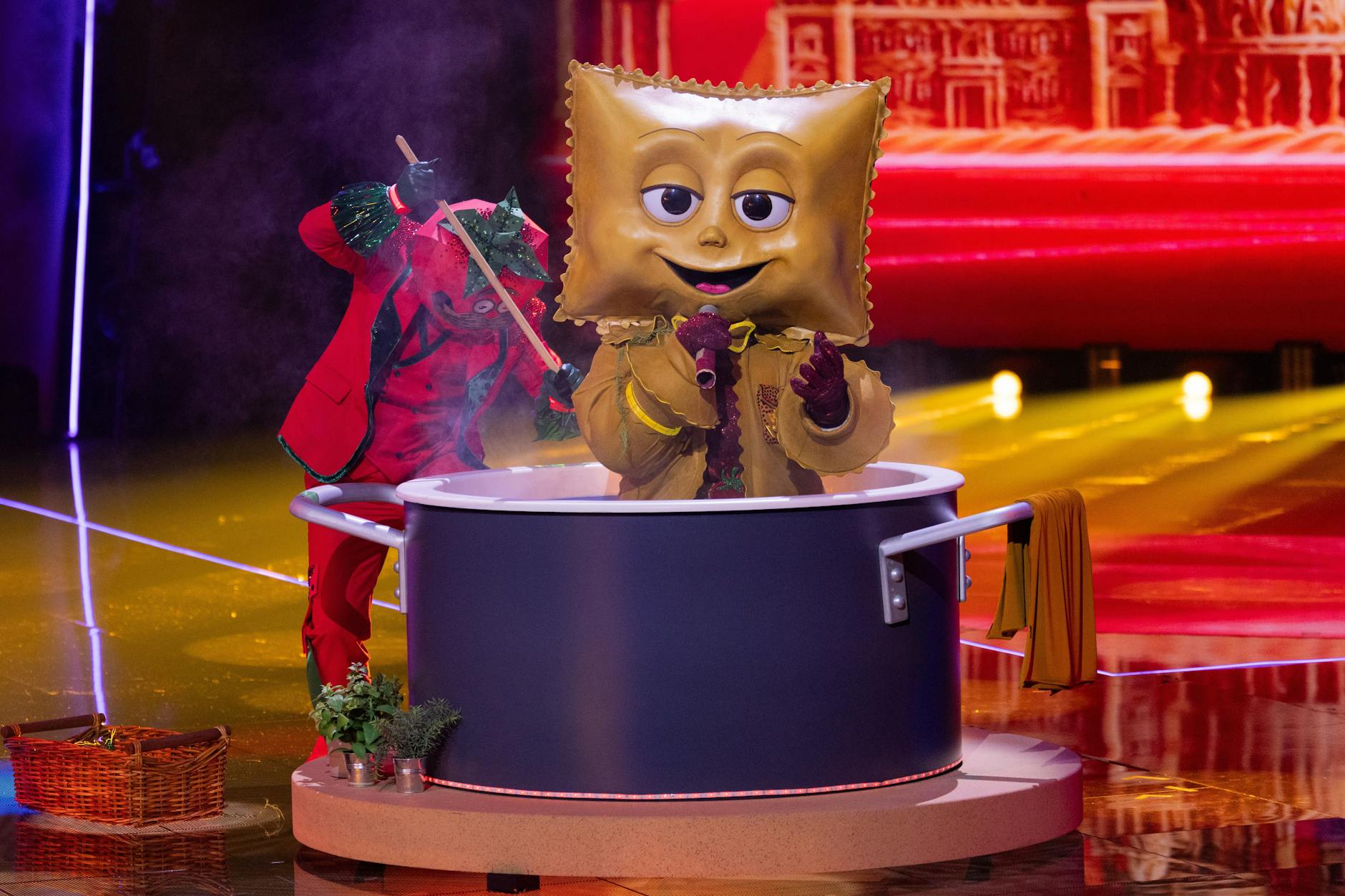 Auch Rave-Ioli gehört zu den Figuren in der aktuellen Staffel von „Masked Singer.“ Nur: Wer steckt in dem knallbunten Kostüm?