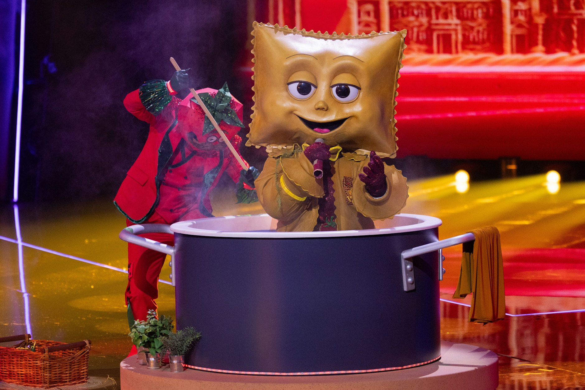 Auch Rave-Ioli gehört zu den Figuren in der aktuellen Staffel von „Masked Singer“. Nur: Wer steckt in dem knallbunten Kostüm?