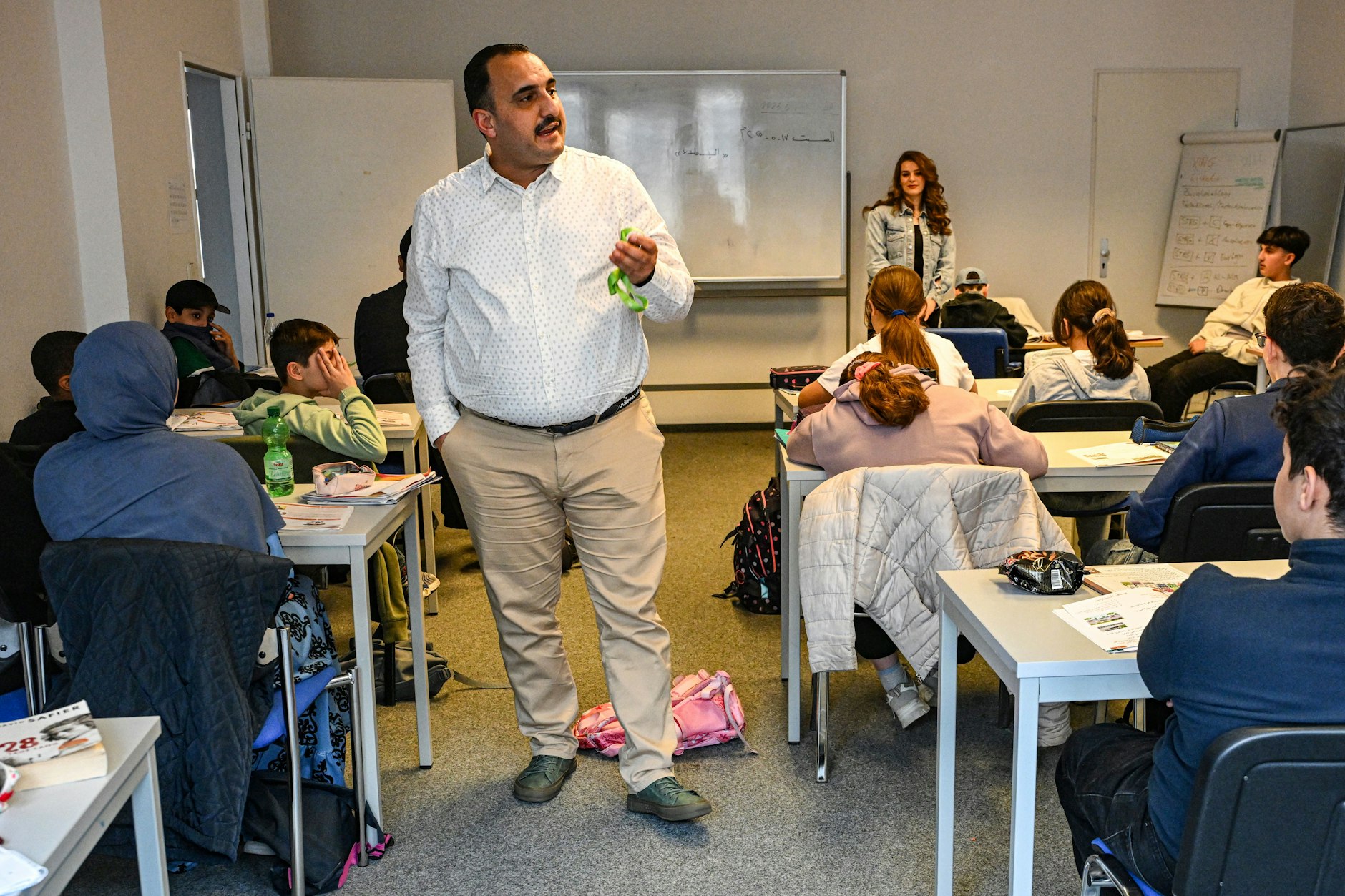 Hudhaifa Al-Mashhadani in einer Schulklasse