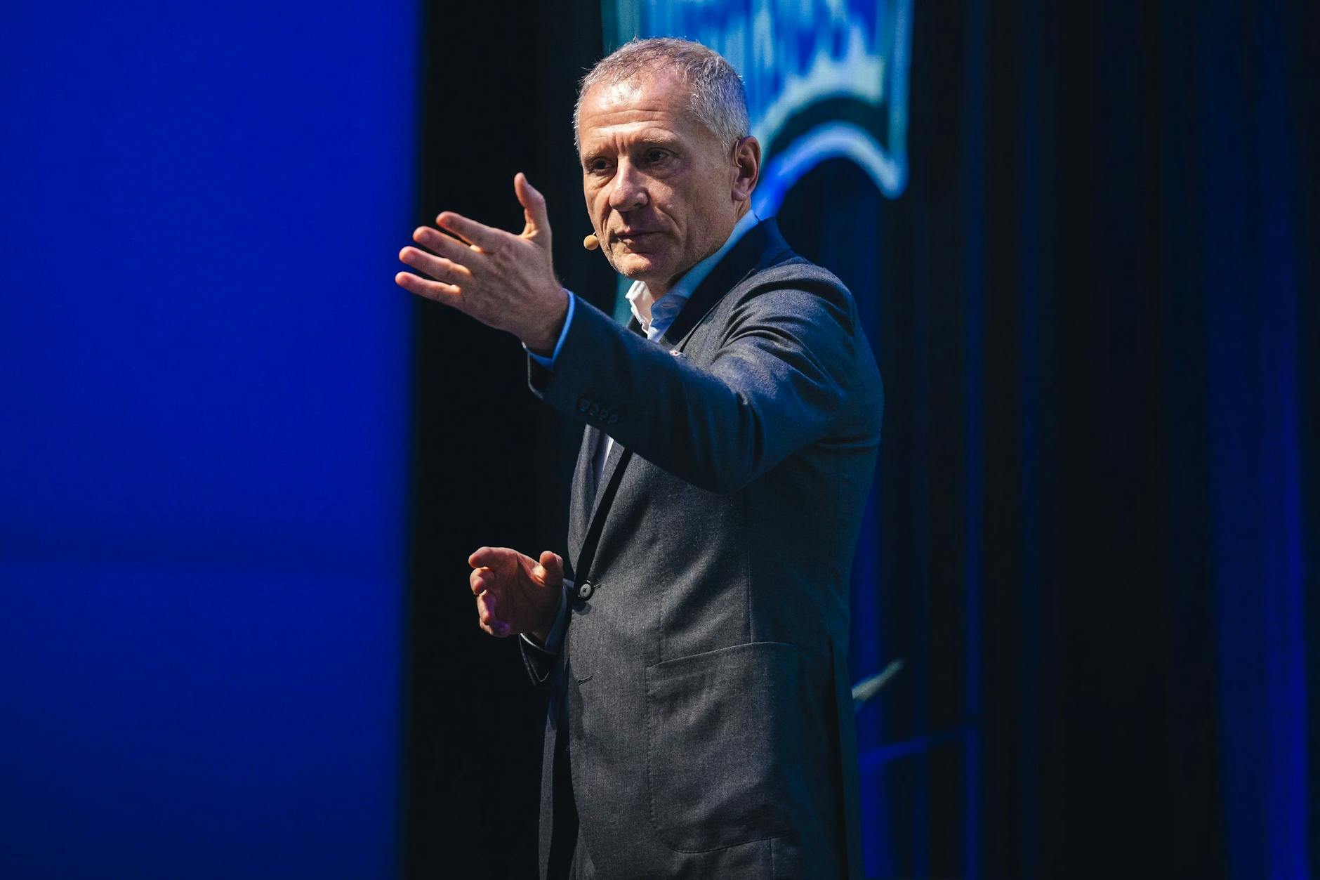 Herthas Geschäftsführer Sport Dr. Peter Görlich hielt eine Rede, die alle Mitglieder bei der Versammlung wachrüttelte.