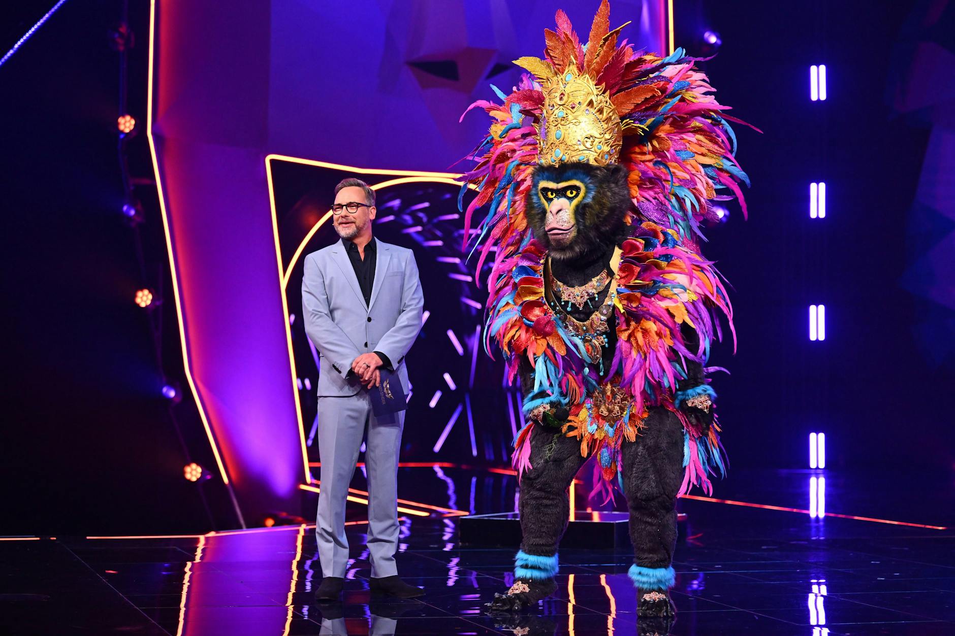 Der Gorilla King auf der Bühne von Masked Singer. Daneben Moderator Matthias Opdenhövel.