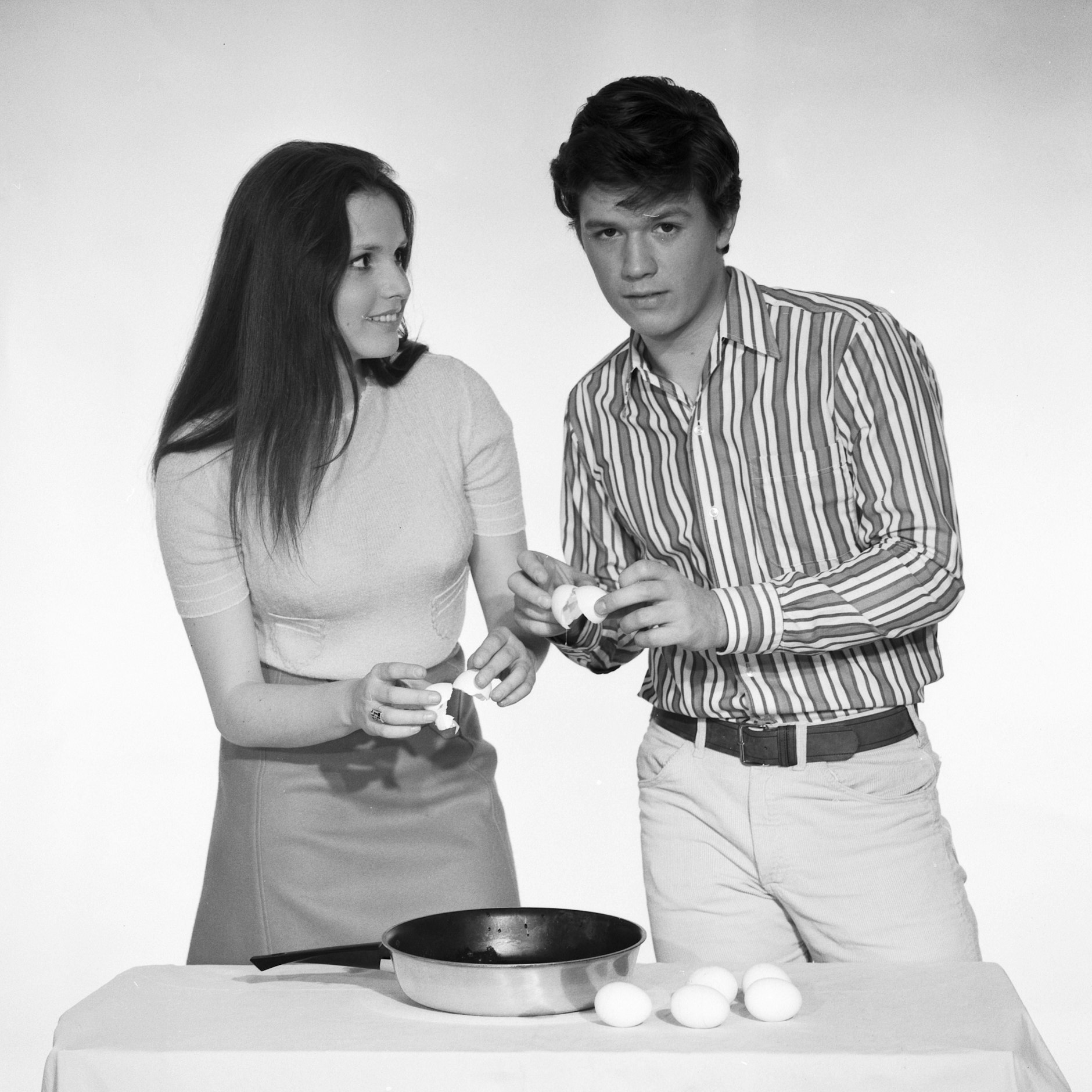 Uschi Glas und Hansi Kraus spielten bei der Reihe mit. Hier: Die beiden bei einem Fotoshooting für „Wir haun die Pauker in die Pfanne“.