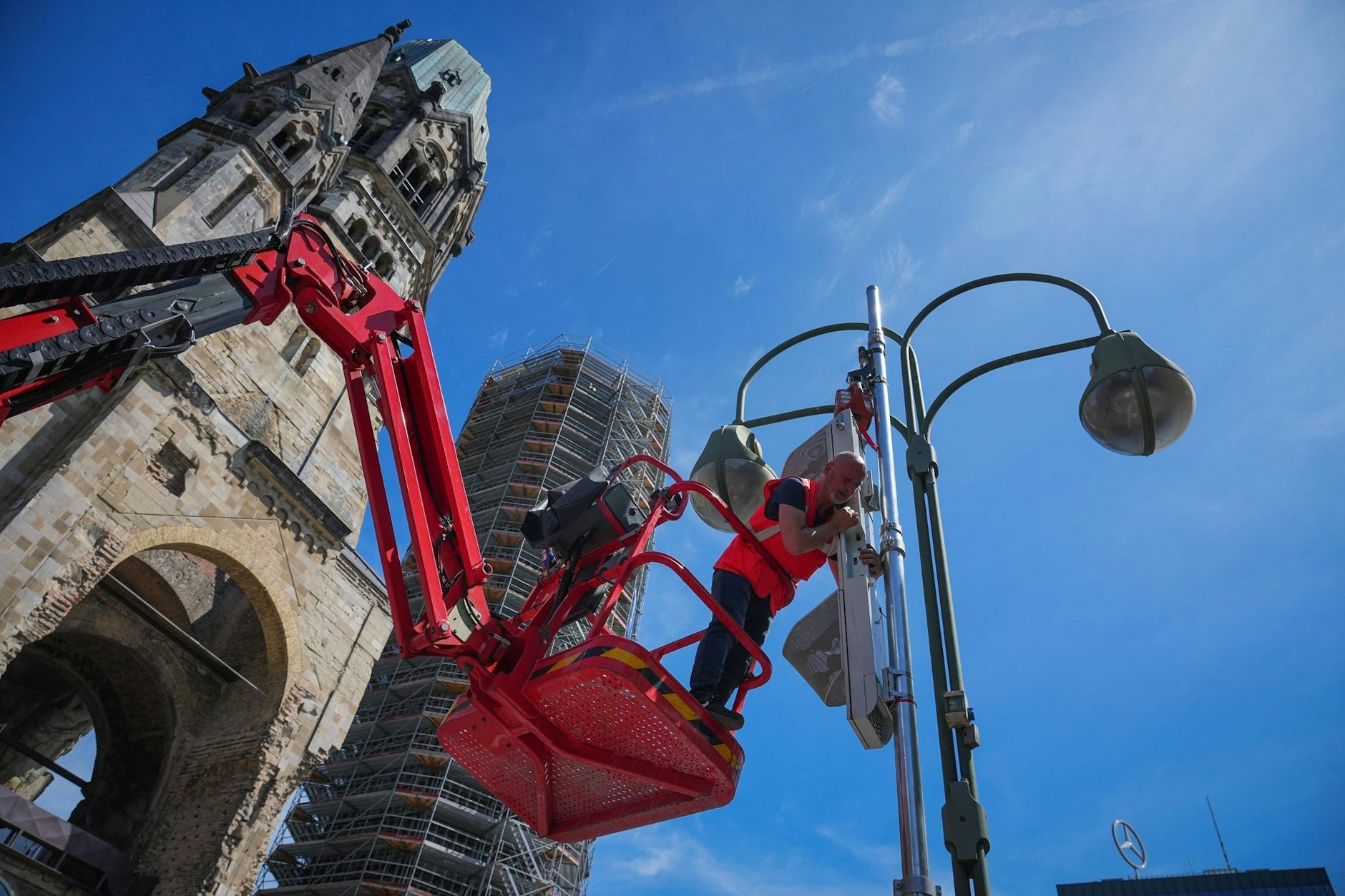 An der Berliner Gedächtniskirche testete man bereits mit Lärmblitzern, wie viele Autofahrer ihre Motoren unnötig aufheulen lassen.