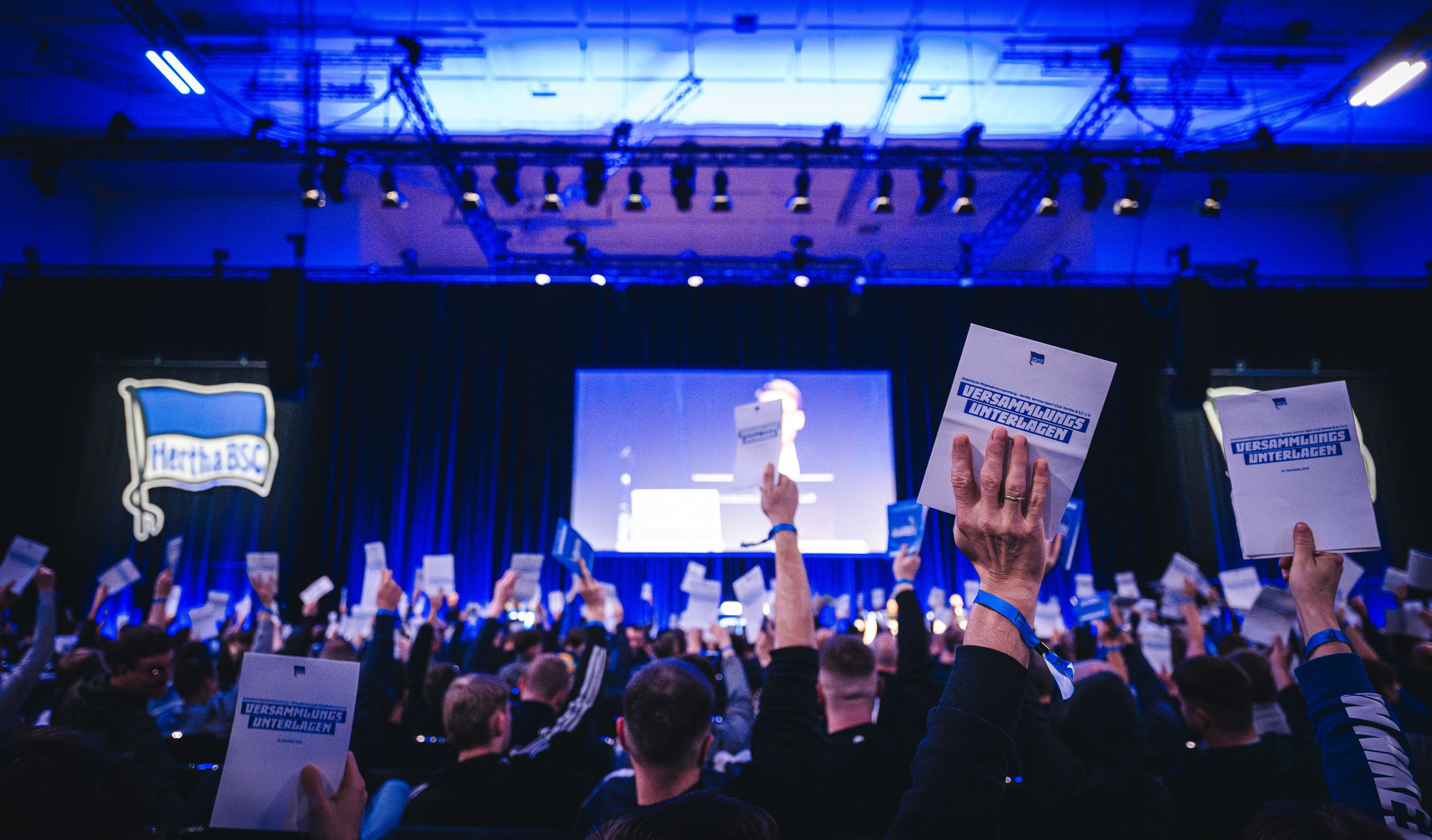 Mitgliederversammlung Hertha BSC: Klare Meinung der Fans und eine neue Bestmarke